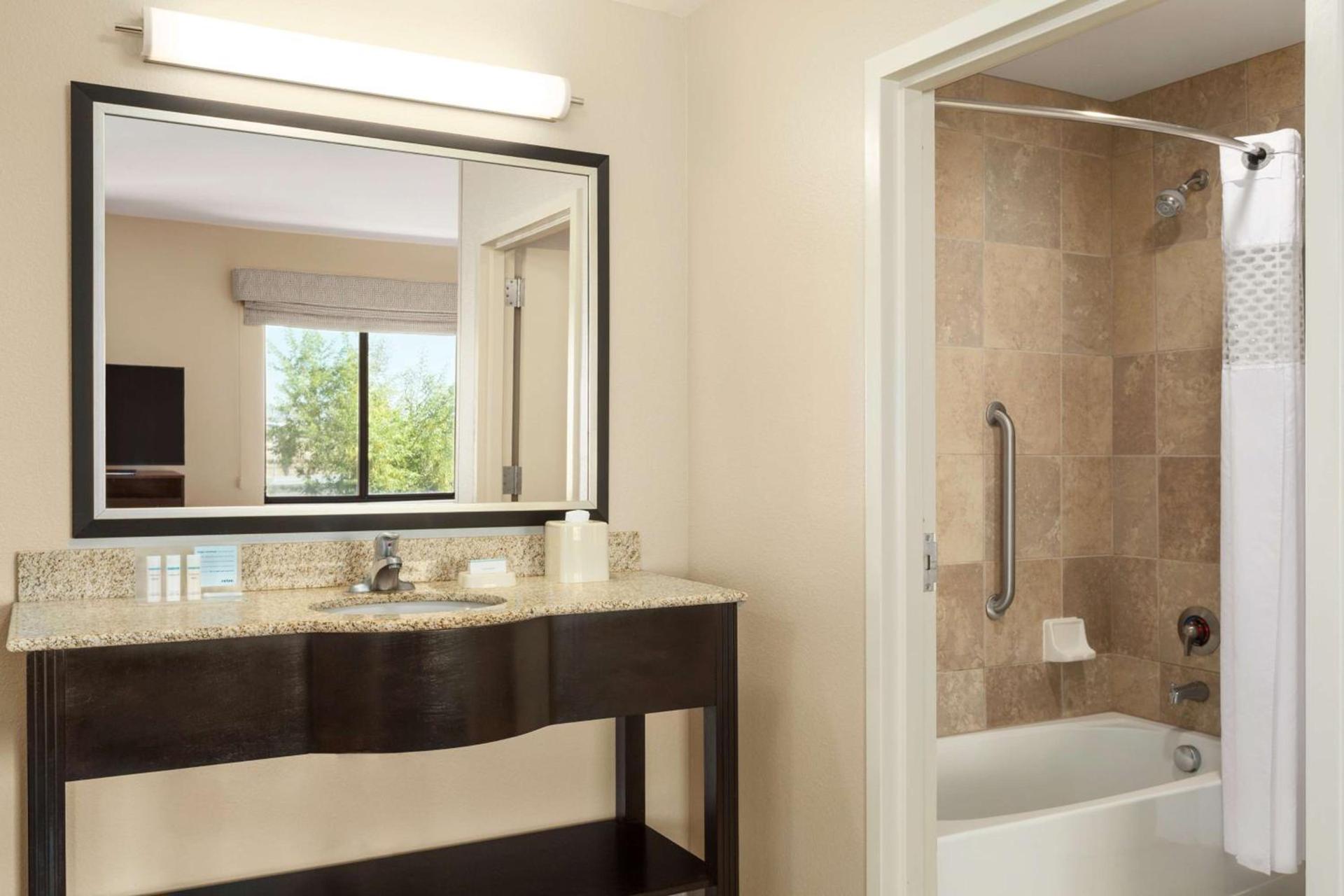 Hampton Inn & Suites Phoenix Glendale-Westgate photo 25