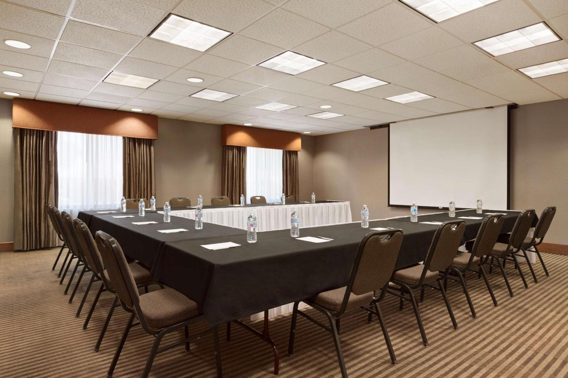 Hampton Inn & Suites Phoenix Glendale-Westgate photo 33