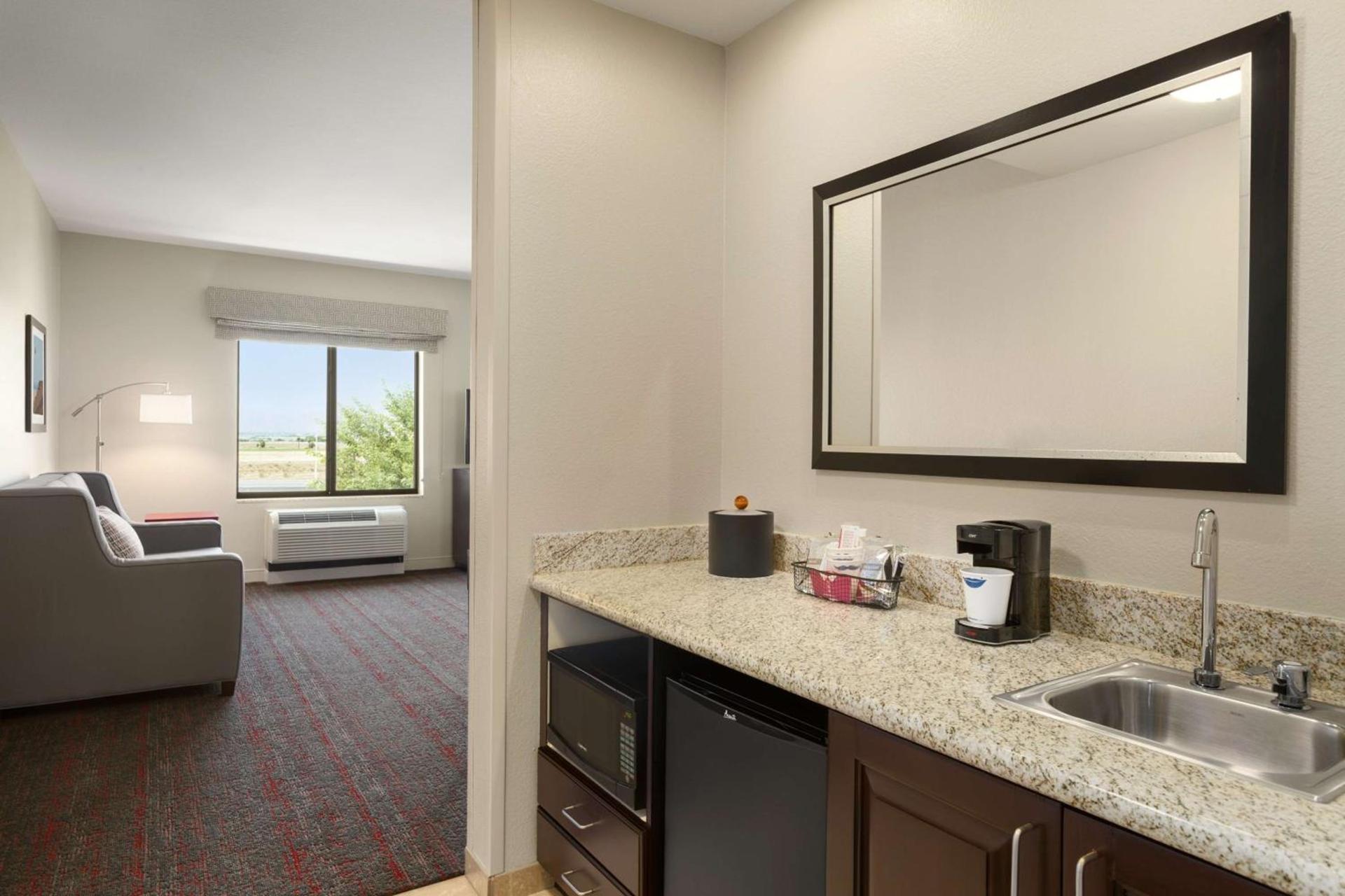 Hampton Inn & Suites Phoenix Glendale-Westgate photo 30