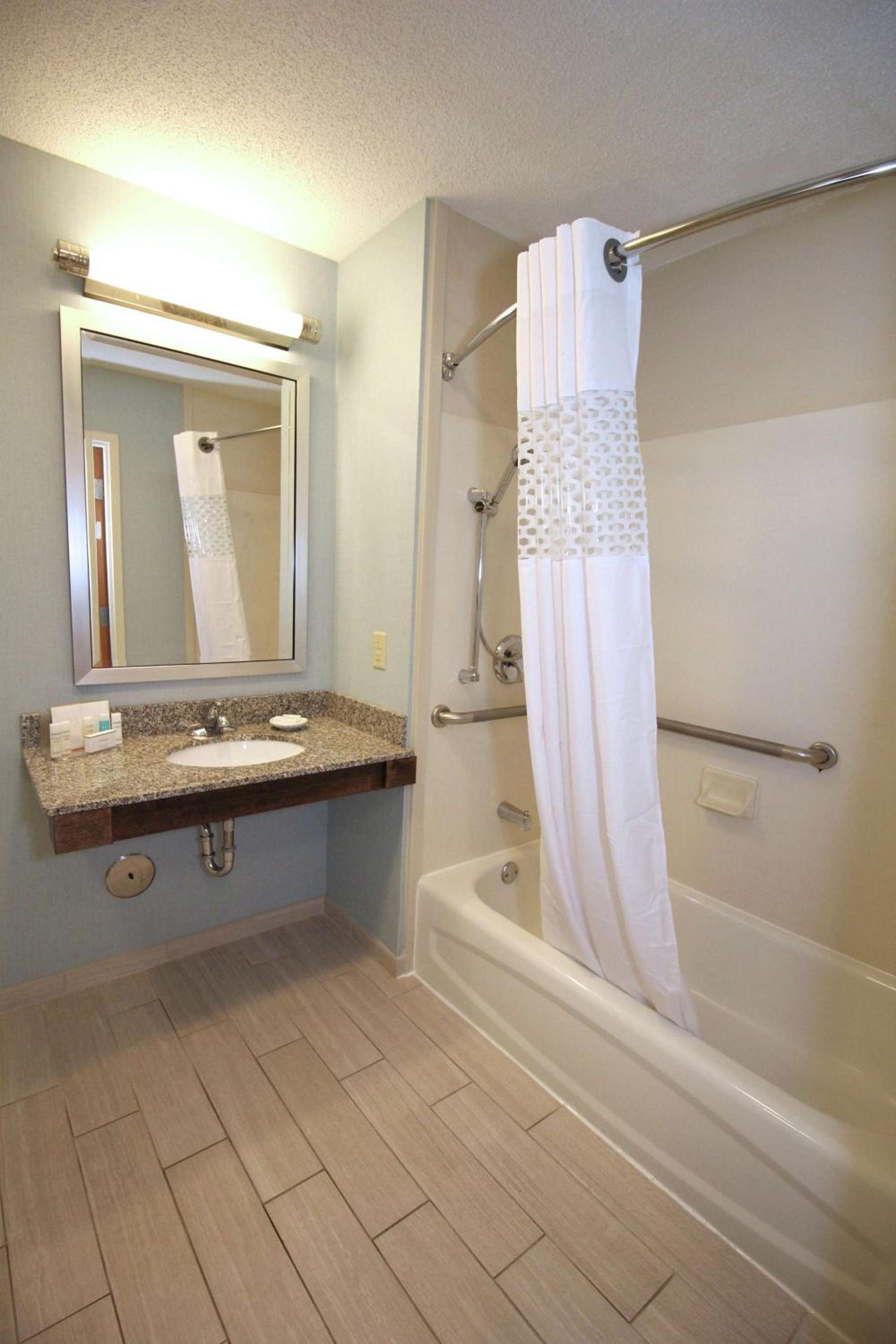 Hampton Inn Sandusky-Central photo 15