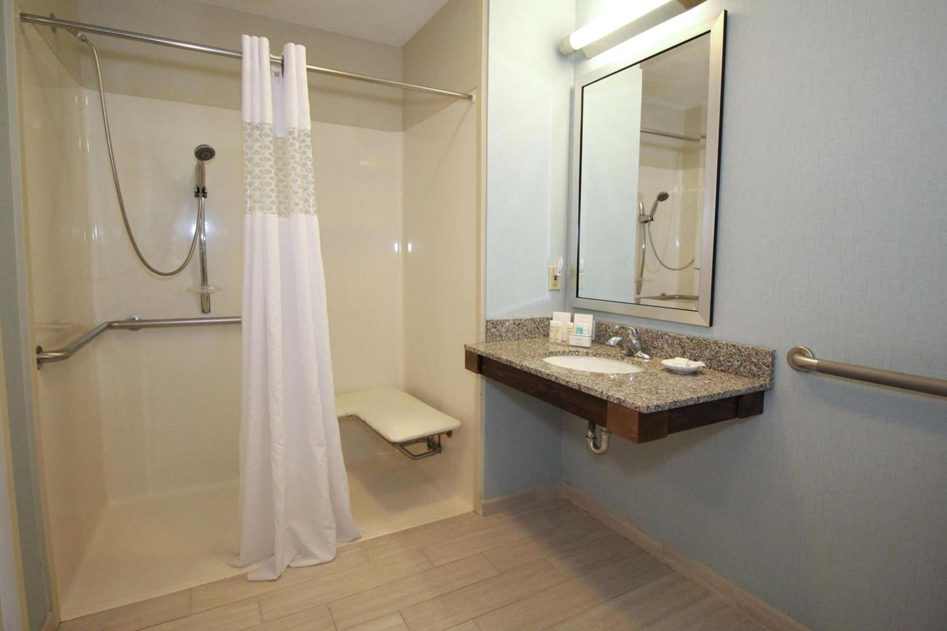 Hampton Inn Sandusky-Central photo 22