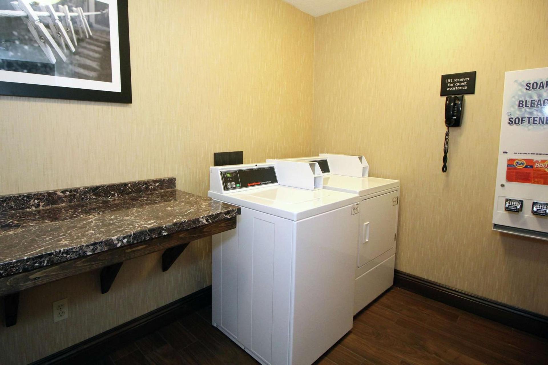 Hampton Inn Sandusky-Central photo 25