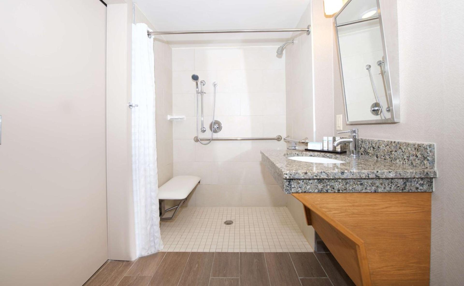 Embassy Suites by Hilton Cincinnati Northeast - Blue Ash photo 21