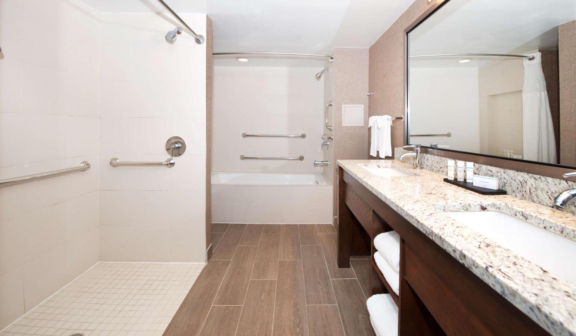 Embassy Suites by Hilton Cincinnati Northeast - Blue Ash photo 22