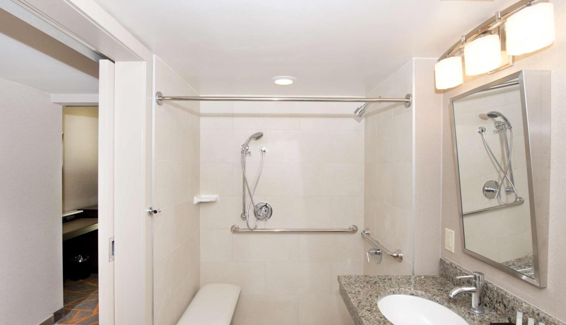 Embassy Suites by Hilton Cincinnati Northeast - Blue Ash photo 28