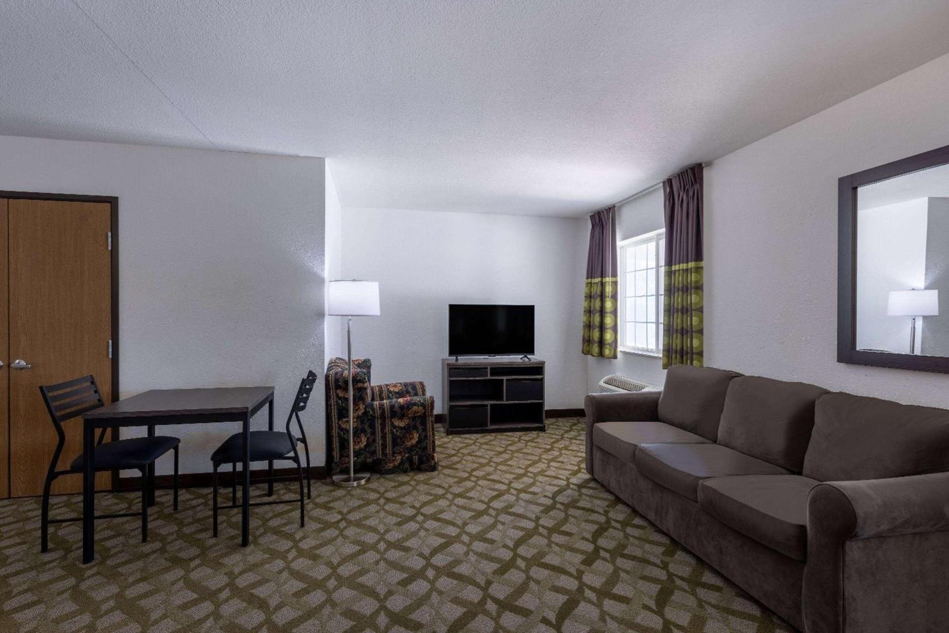 Super 8 by Wyndham De Soto photo 22