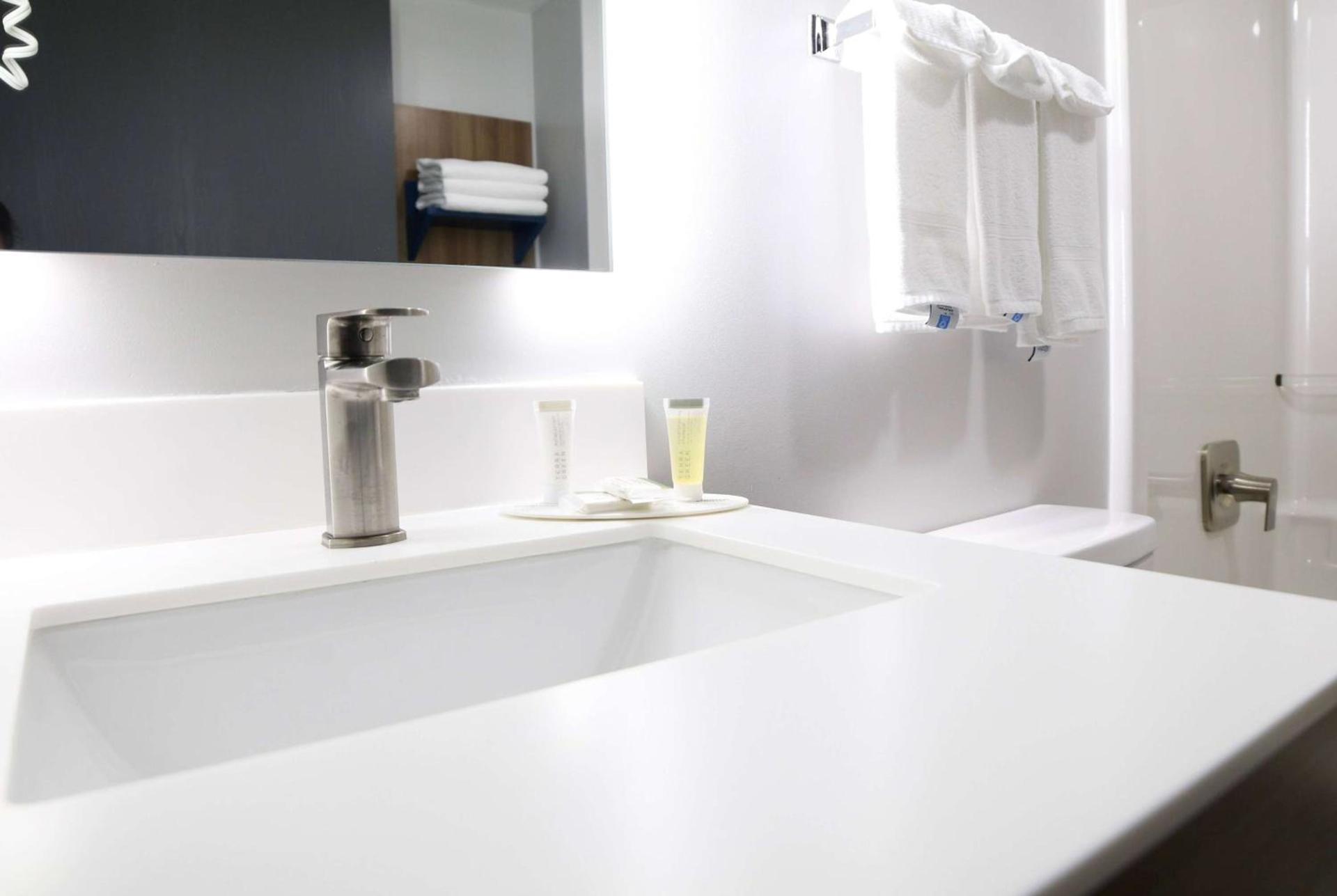 Microtel Inn & Suites by Wyndham Charlotte/Northlake photo 19