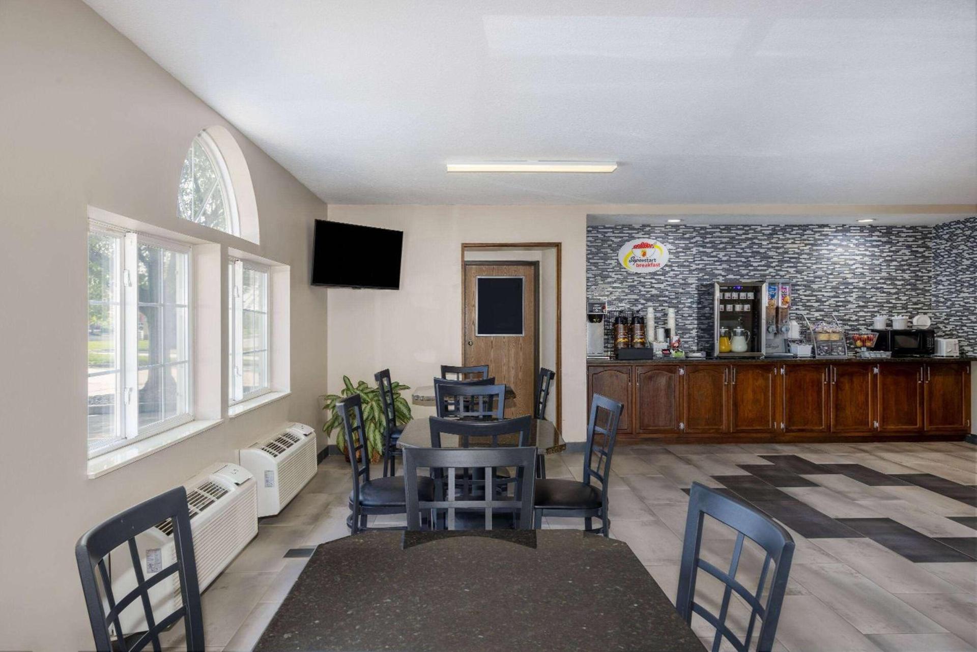 Super 8 by Wyndham De Soto photo 27