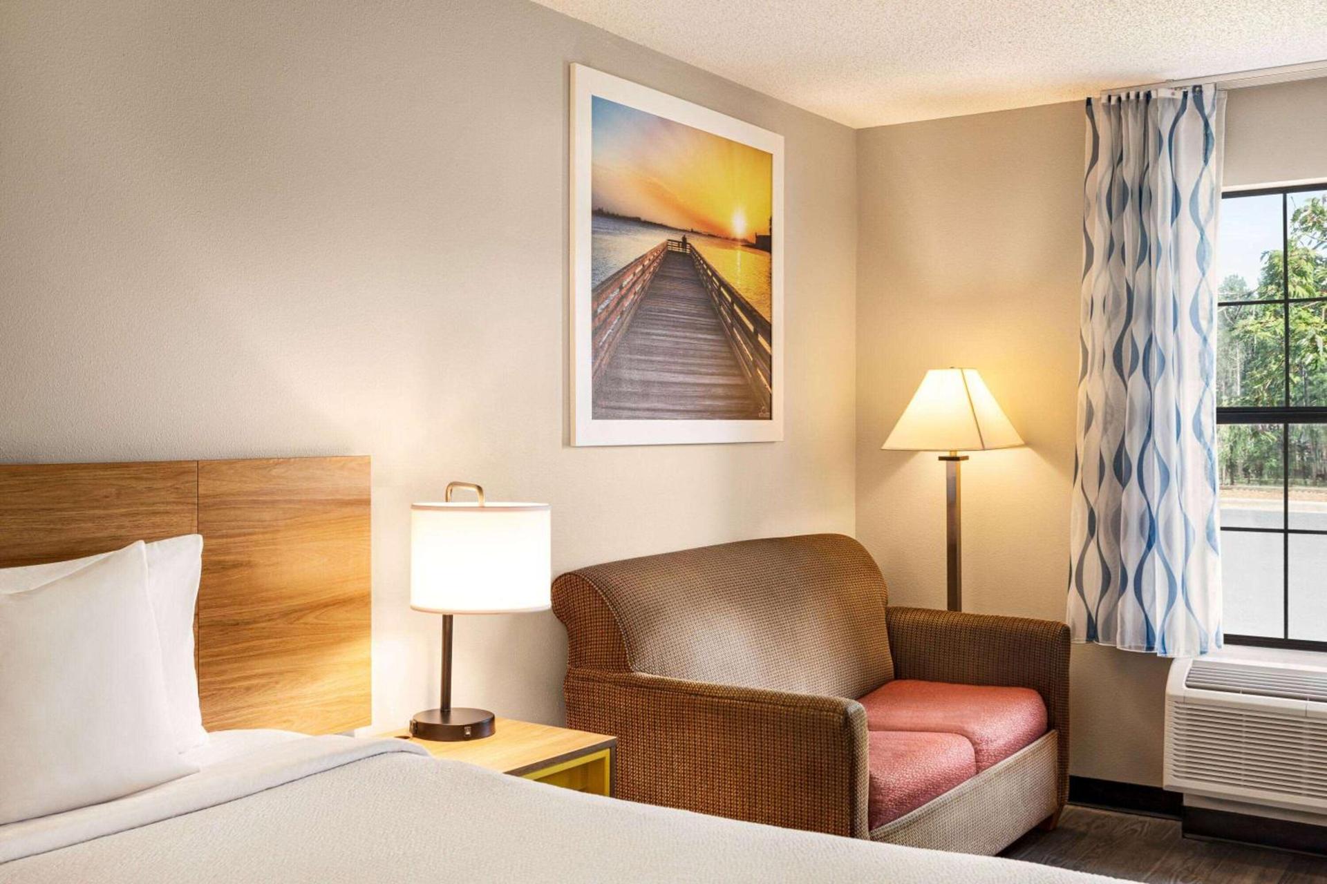 Days Inn by Wyndham Shallotte photo 7