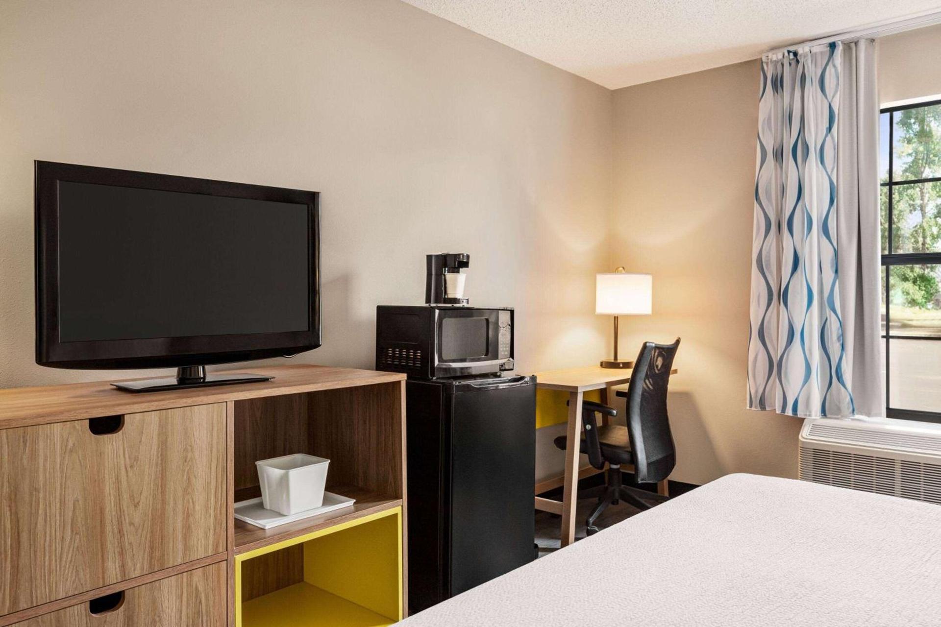 Days Inn by Wyndham Shallotte photo 10