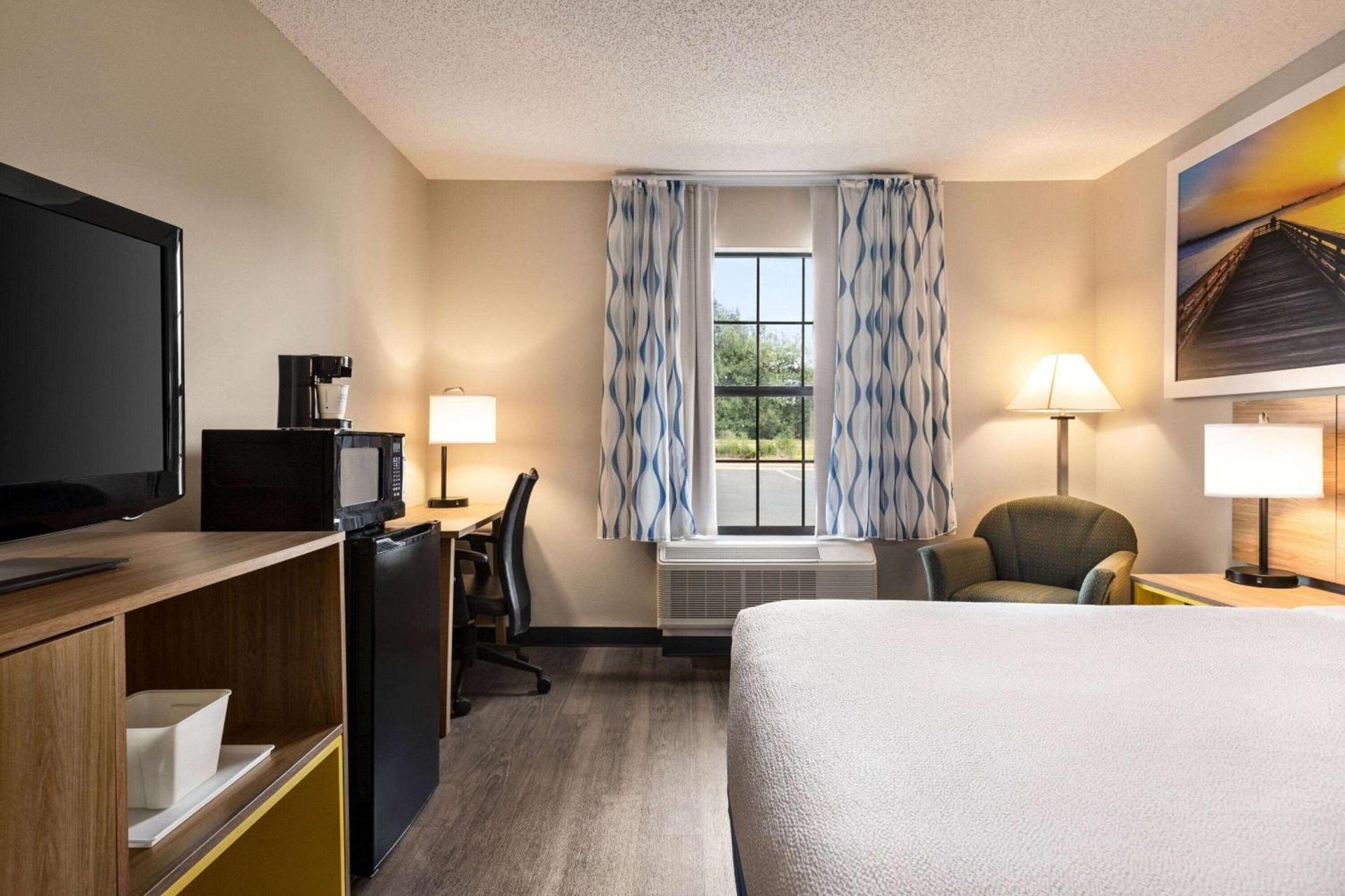 Days Inn by Wyndham Shallotte photo 11