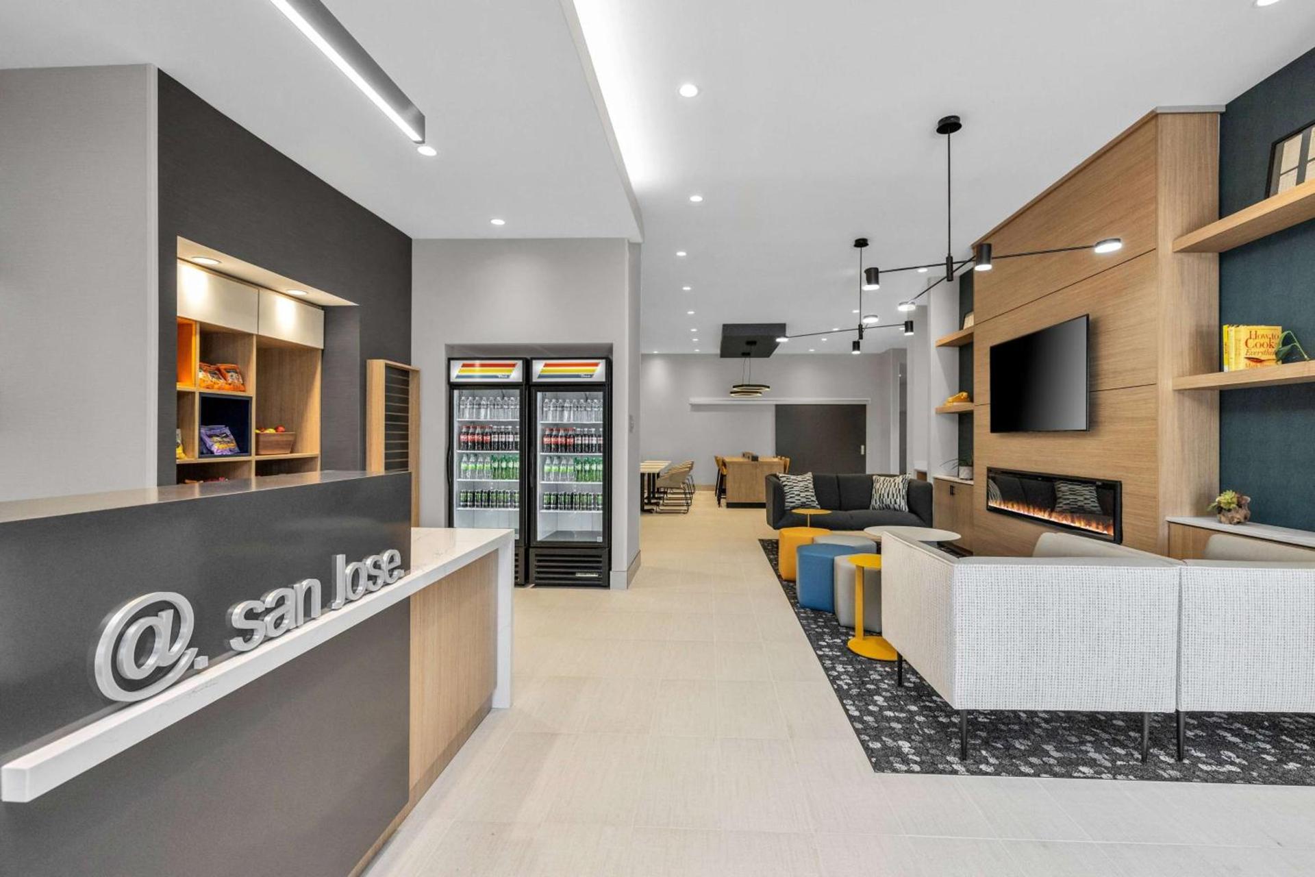 La Quinta Inn & Suites by Wyndham San Jose Airport-Downtown photo 8