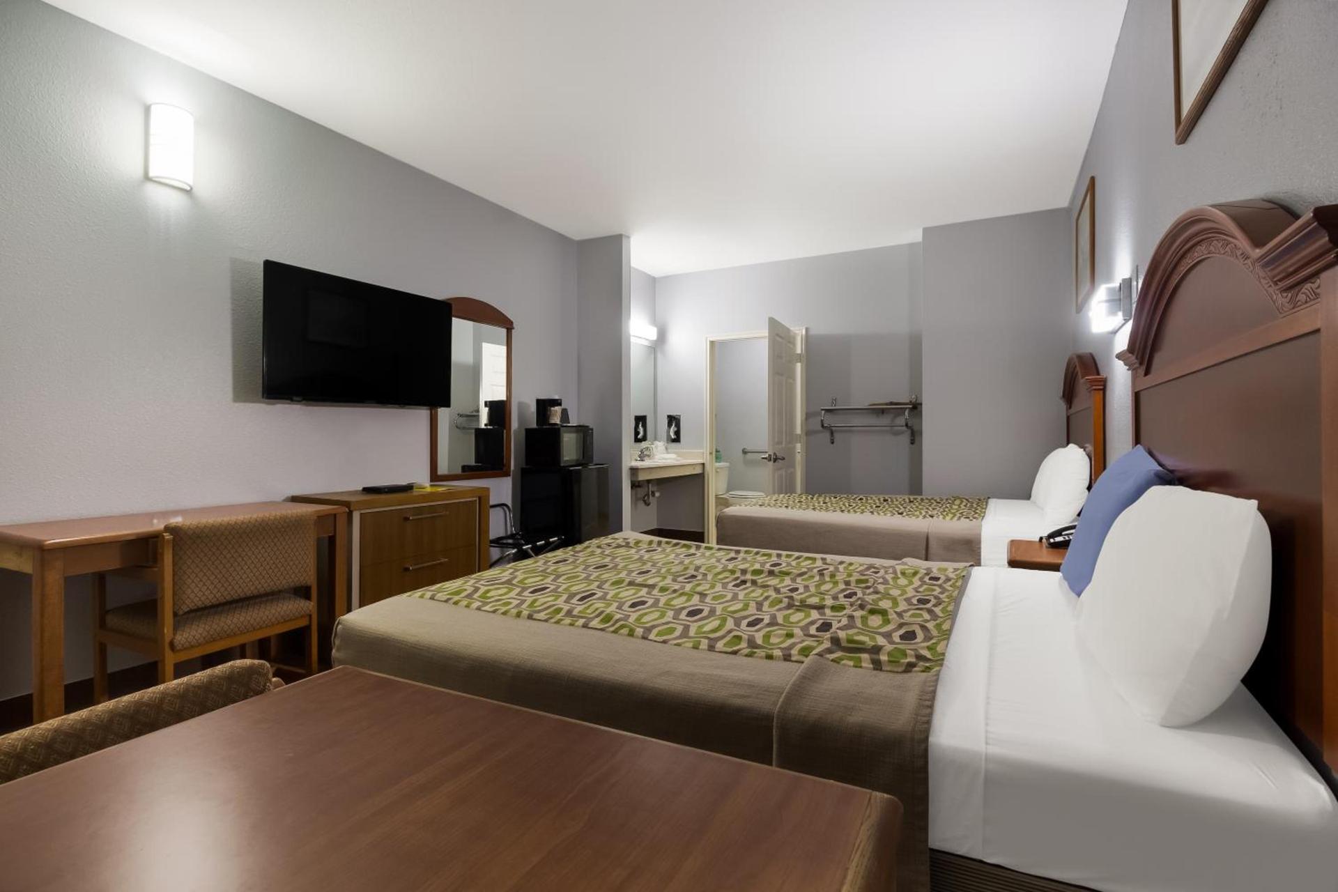 Scottish Inn & Suites photo 24