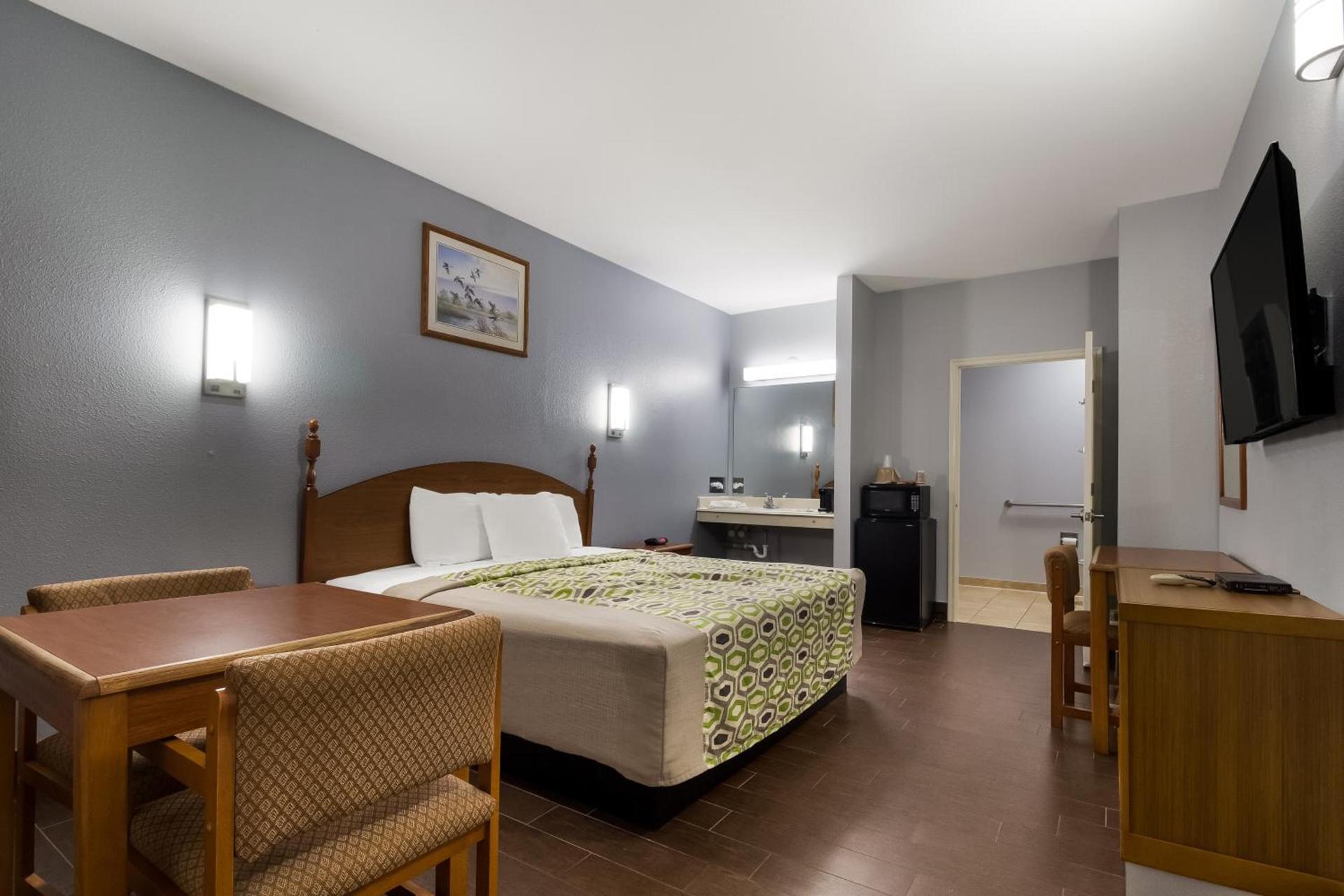 Scottish Inn & Suites photo 25