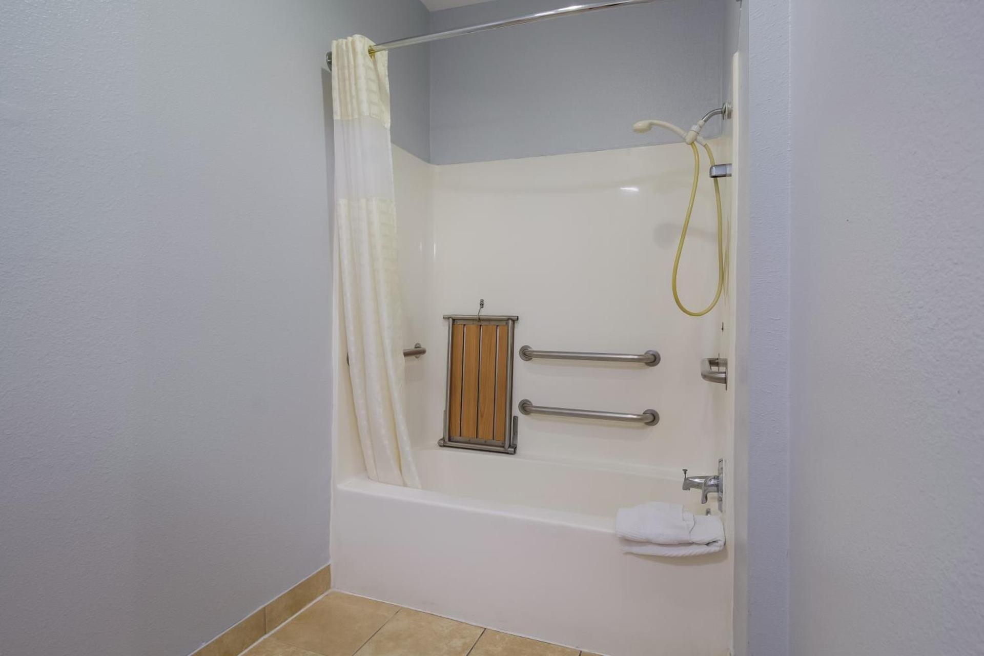 Scottish Inn & Suites photo 26