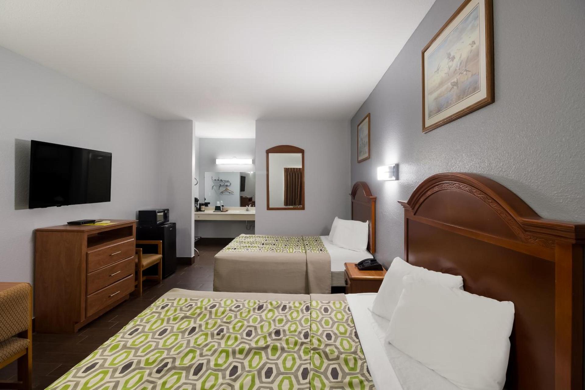 Scottish Inn & Suites photo 27