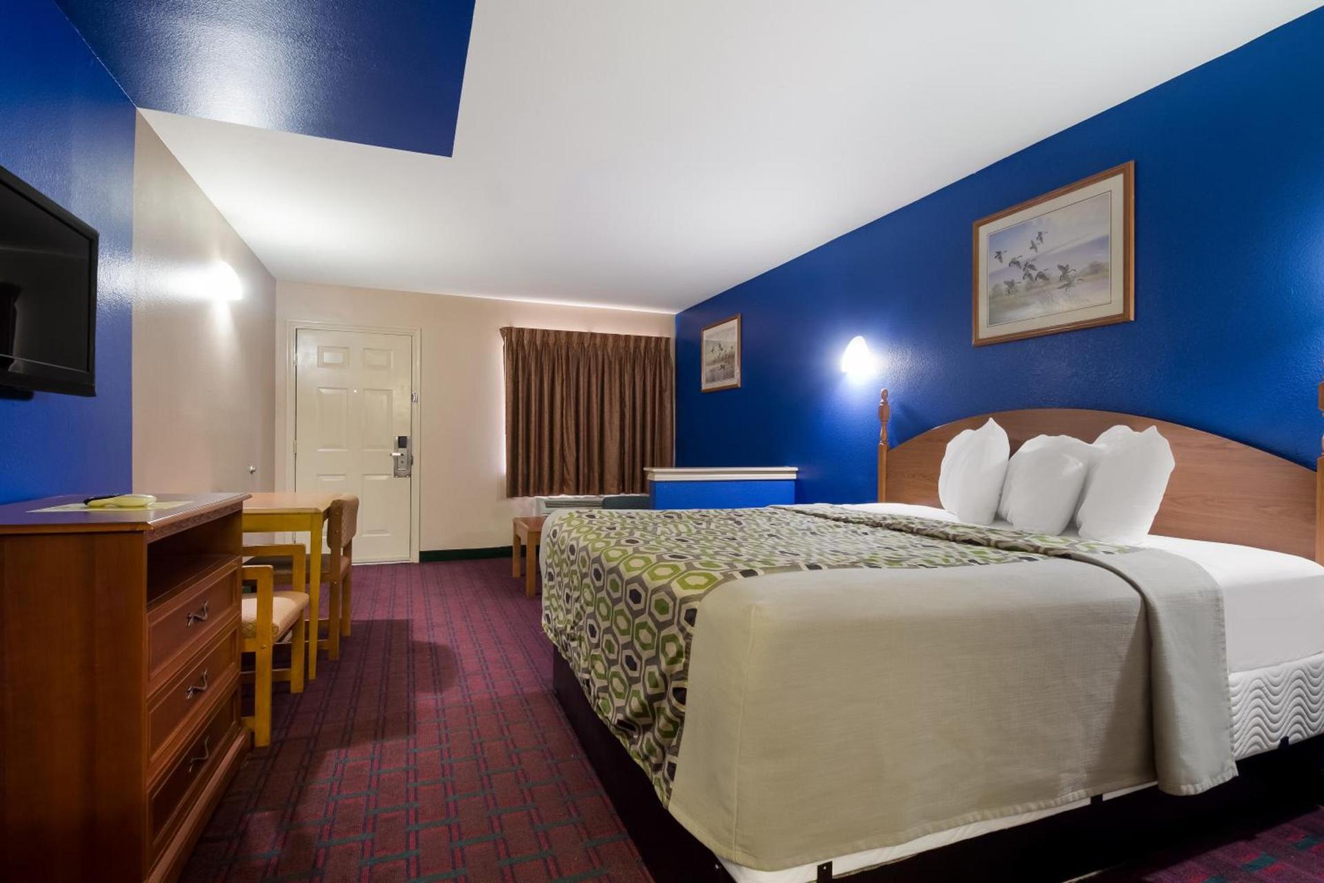 Scottish Inn & Suites photo 30