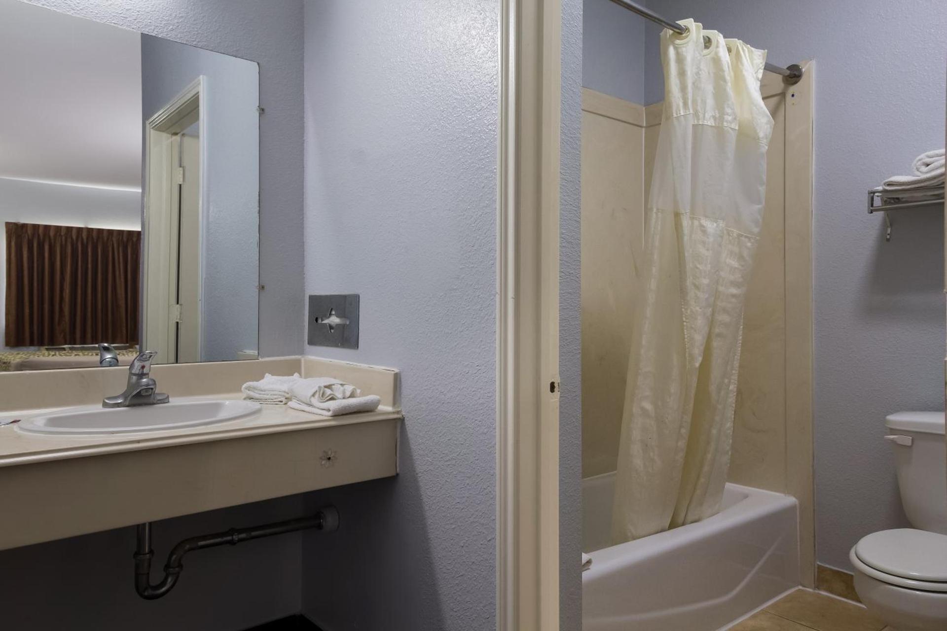 Scottish Inn & Suites photo 31