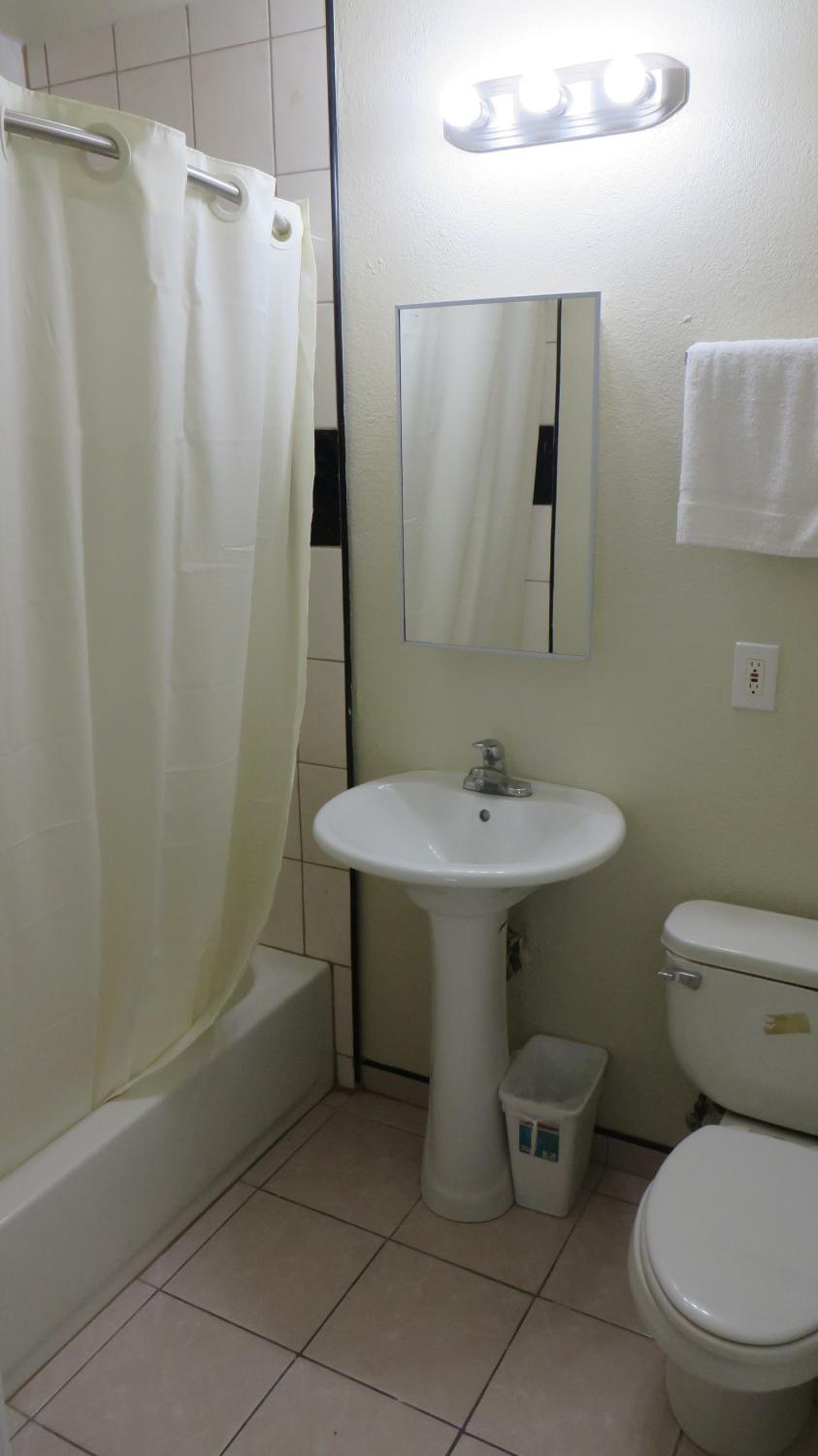 Castaway Motel photo 13