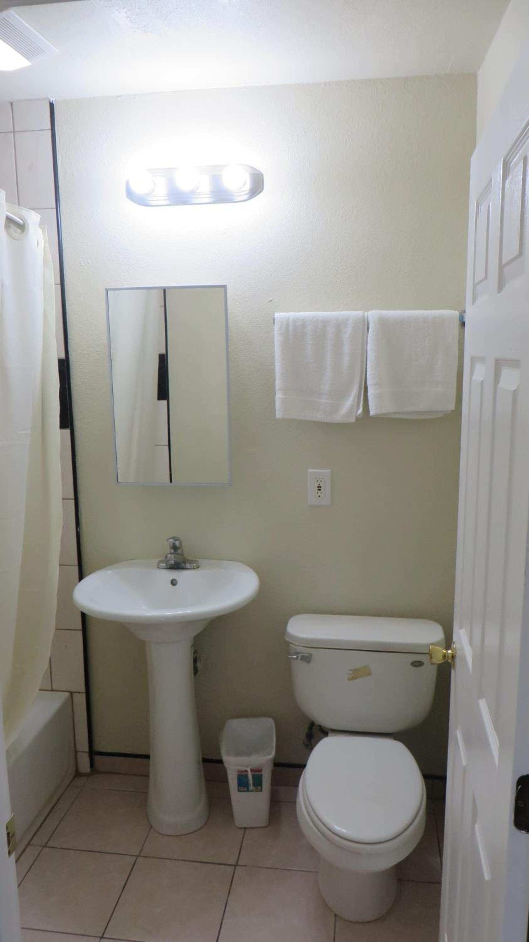 Castaway Motel photo 12