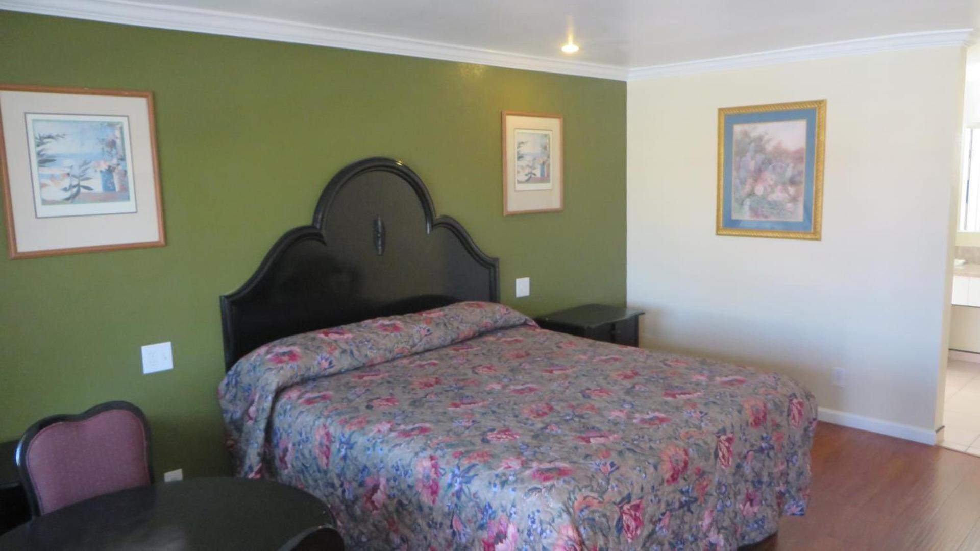 Castaway Motel photo 9