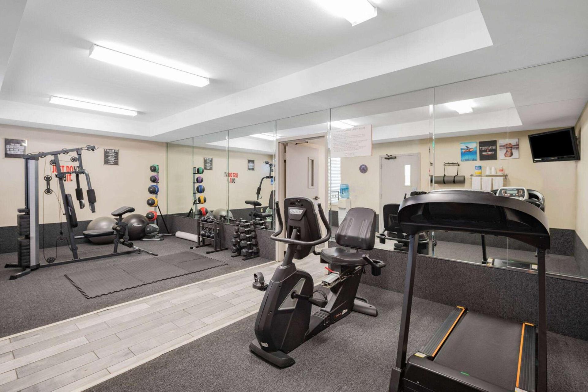 Ramada by Wyndham Bakersfield photo 8