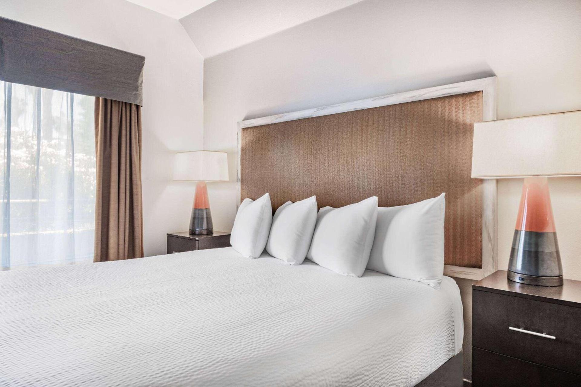Ramada by Wyndham Bakersfield photo 10