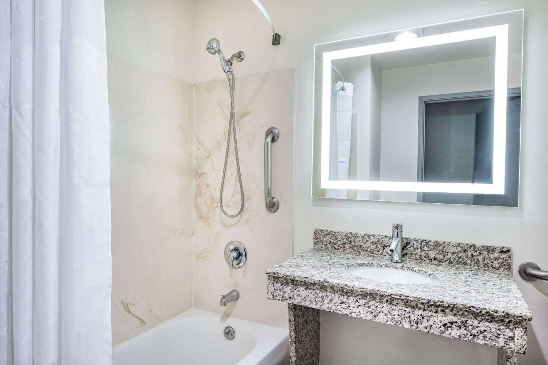 Ramada by Wyndham Bakersfield photo 12
