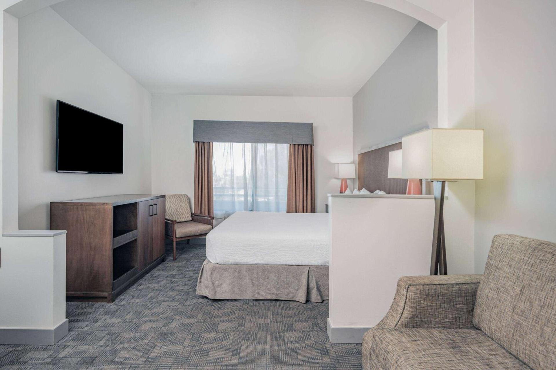 Ramada by Wyndham Bakersfield photo 13