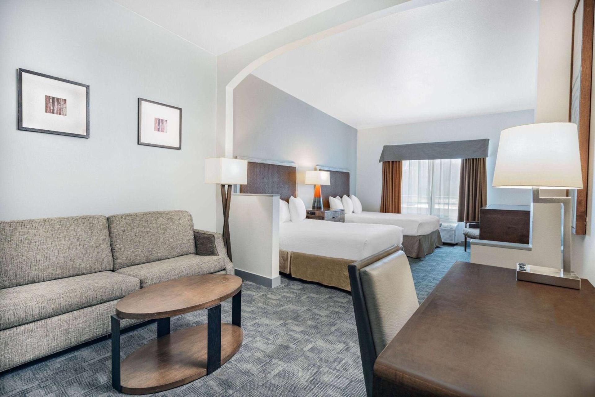 Ramada by Wyndham Bakersfield photo 15