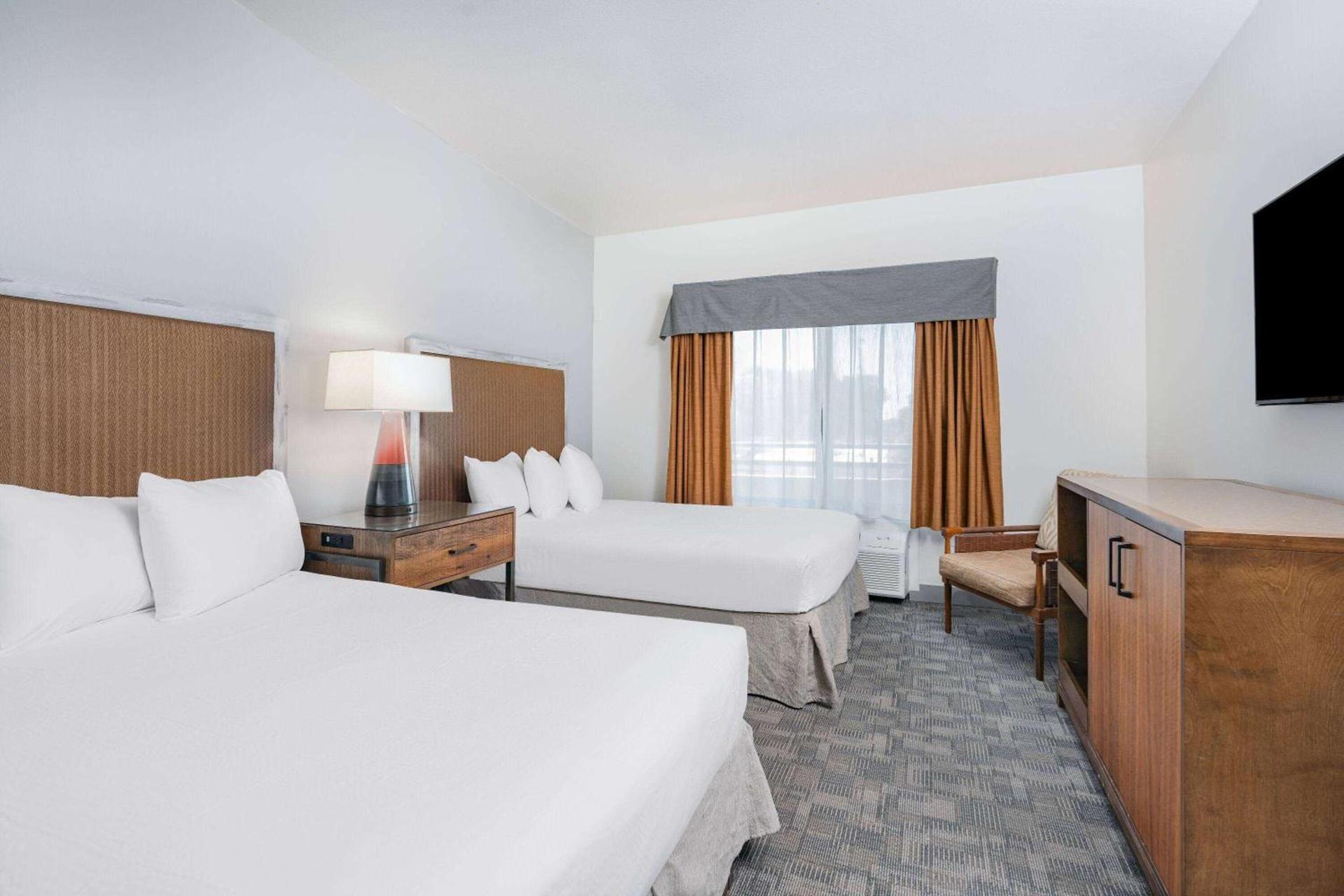 Ramada by Wyndham Bakersfield photo 16