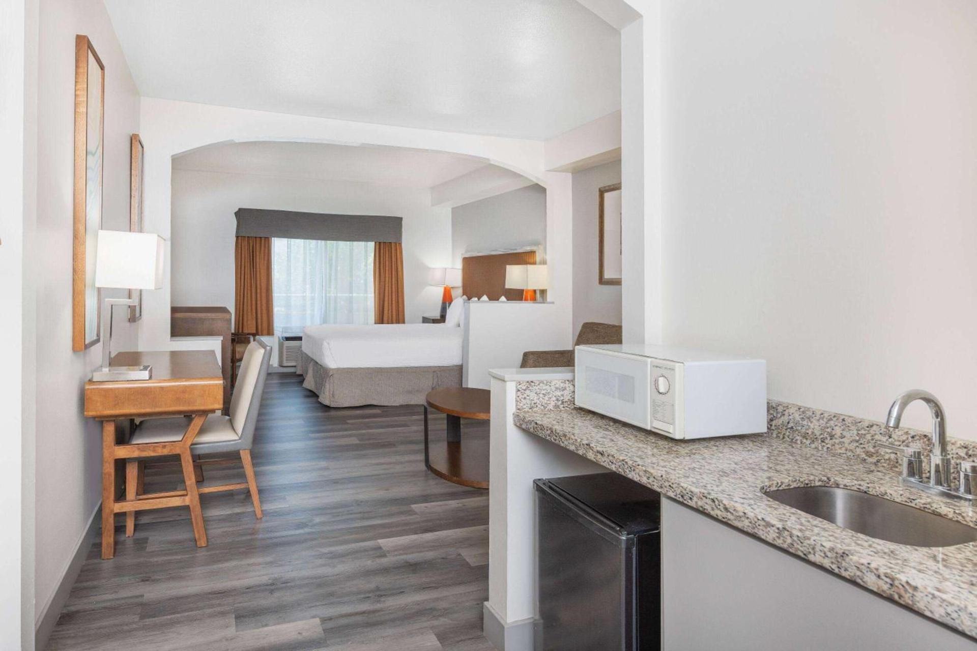 Ramada by Wyndham Bakersfield photo 17