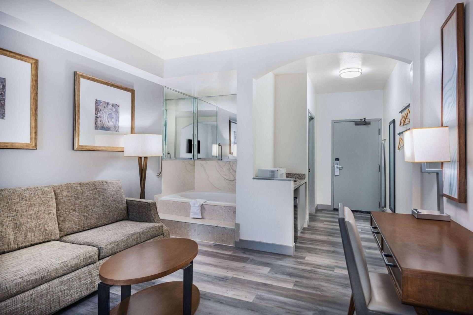 Ramada by Wyndham Bakersfield photo 18