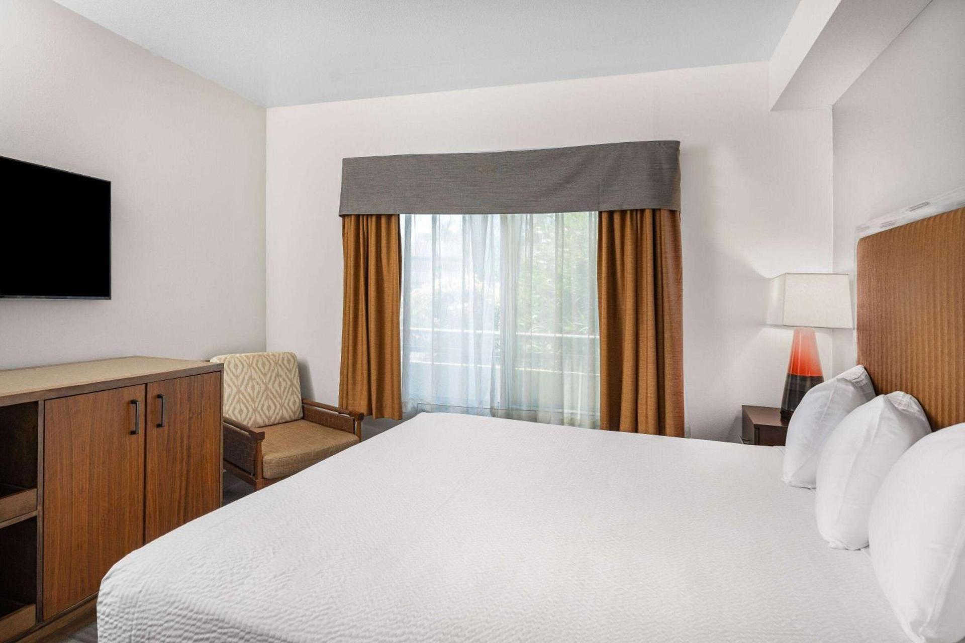 Ramada by Wyndham Bakersfield photo 19