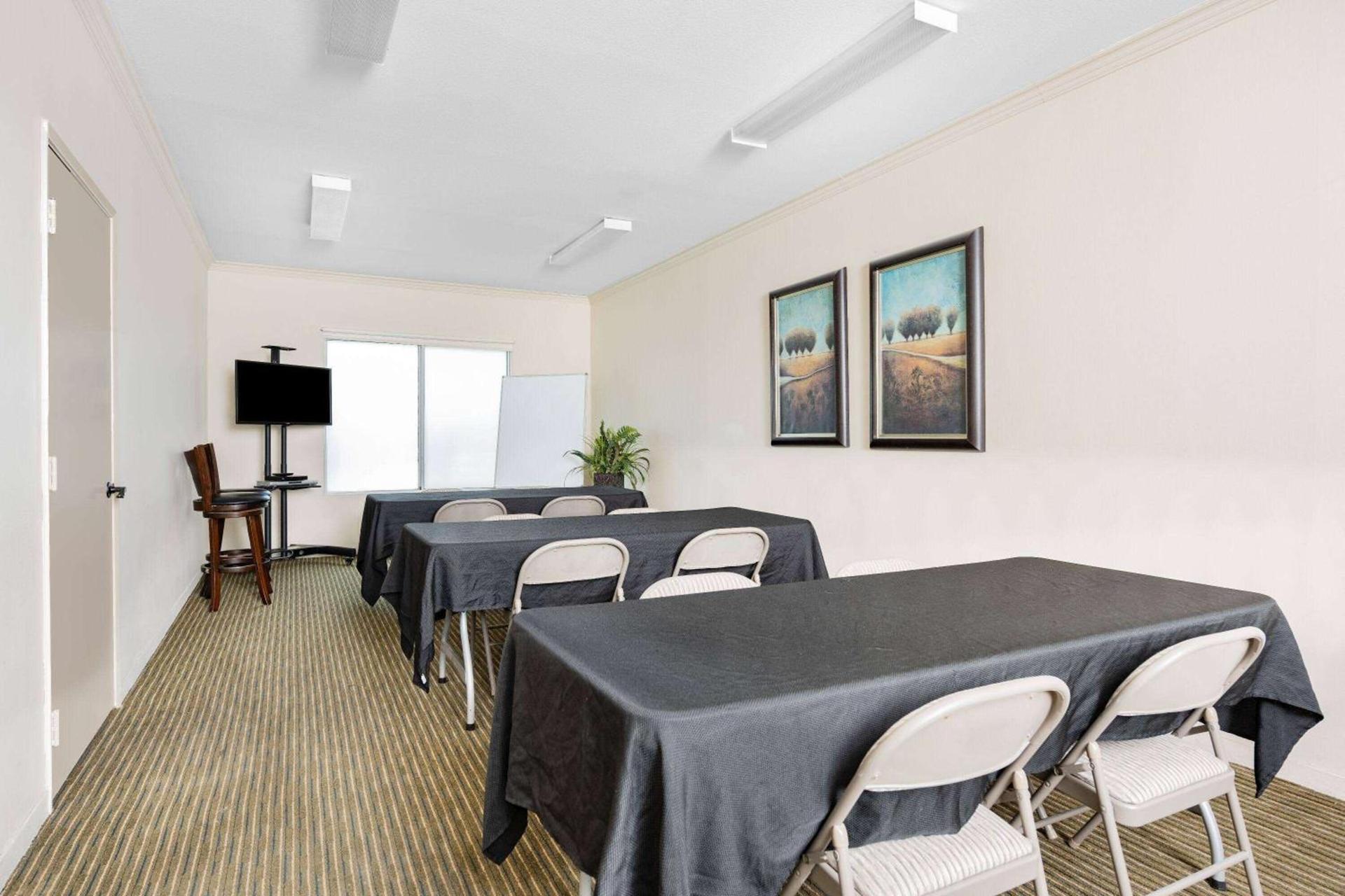 Ramada by Wyndham Bakersfield photo 21