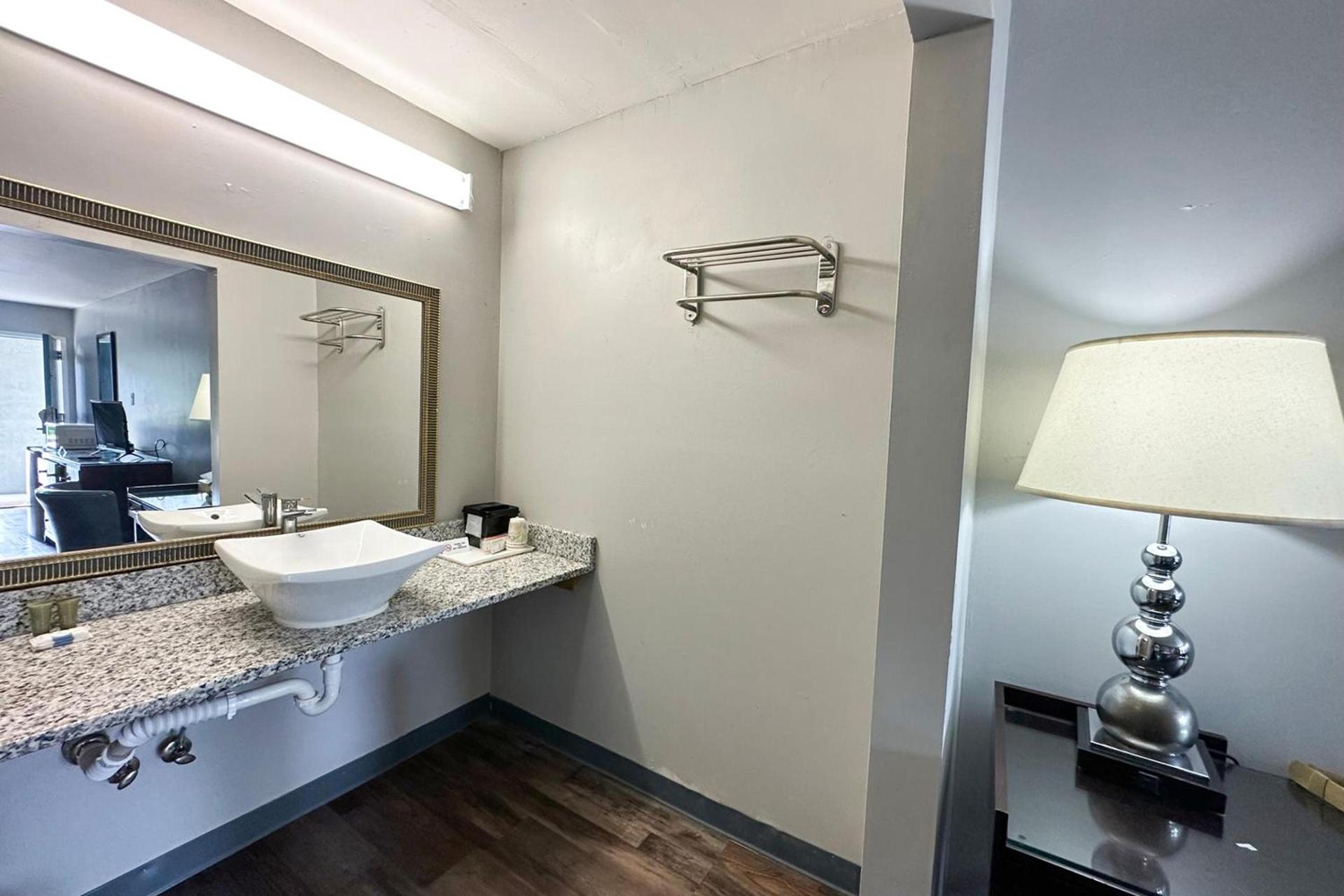 Executive Inn Ridgeway I-77 photo 23