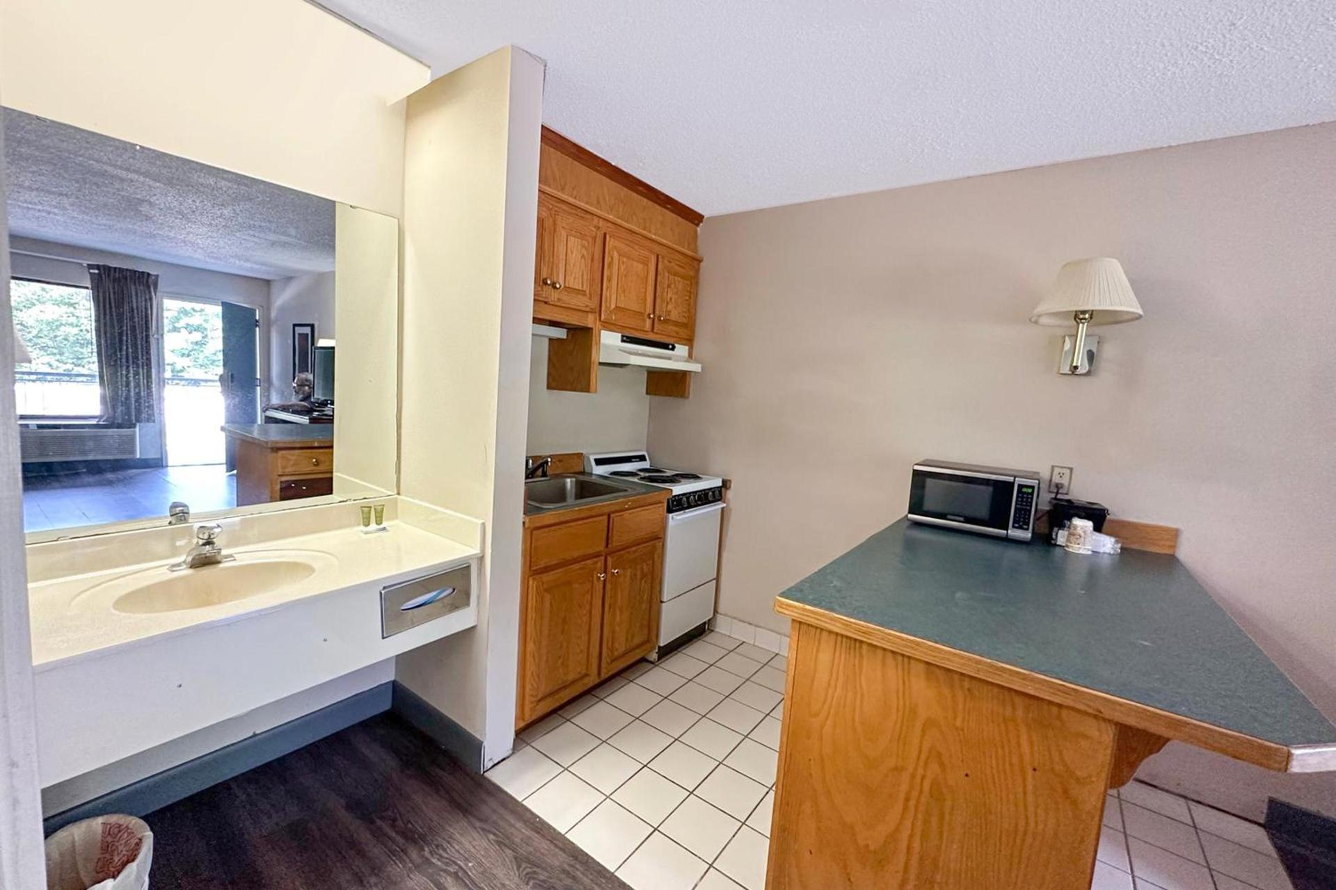 Executive Inn Ridgeway I-77 photo 24