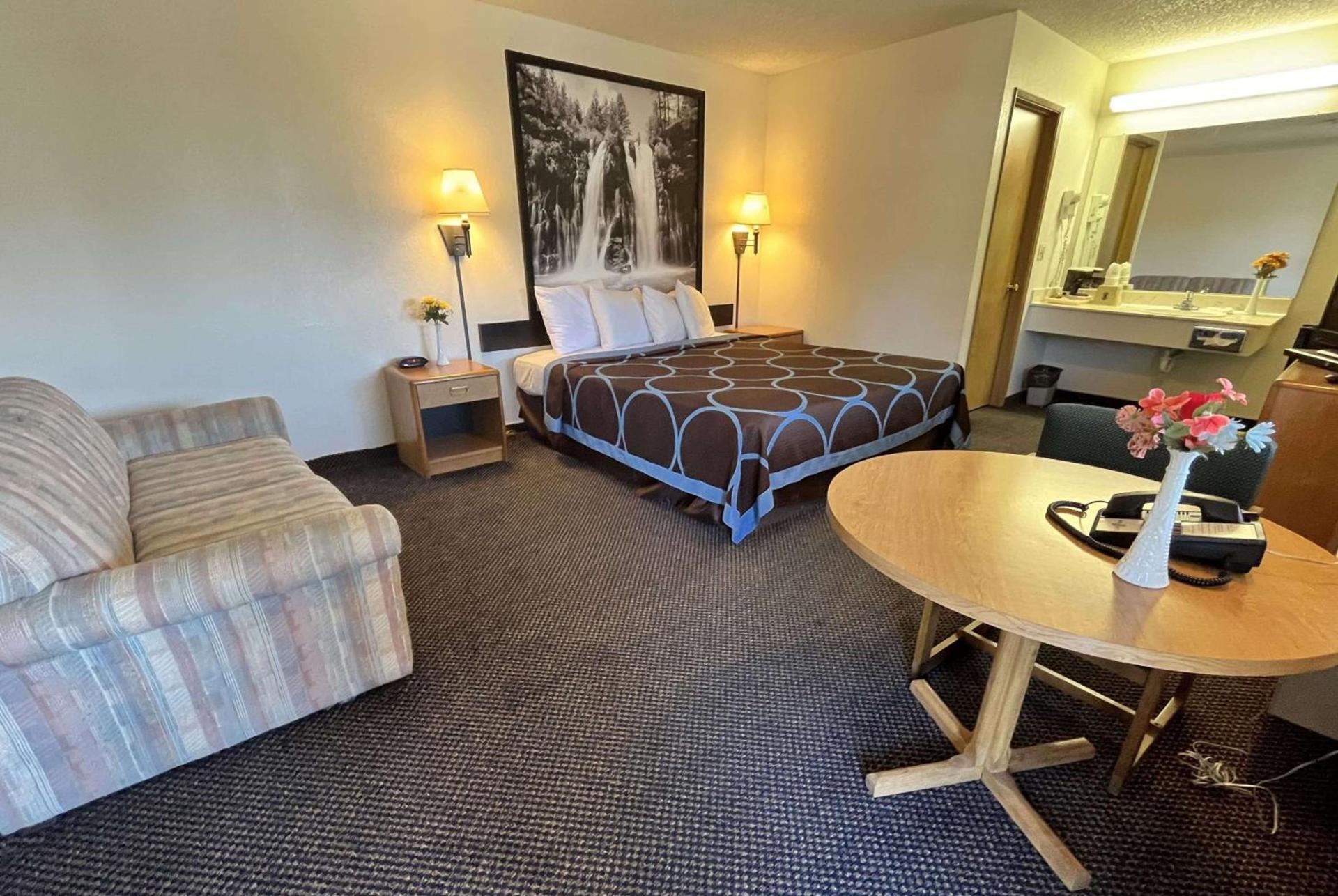 Super 8 by Wyndham Red Bluff photo 8