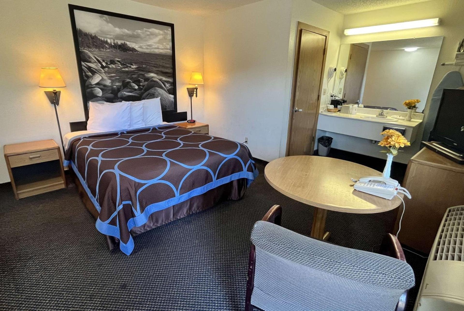 Super 8 by Wyndham Red Bluff photo 11