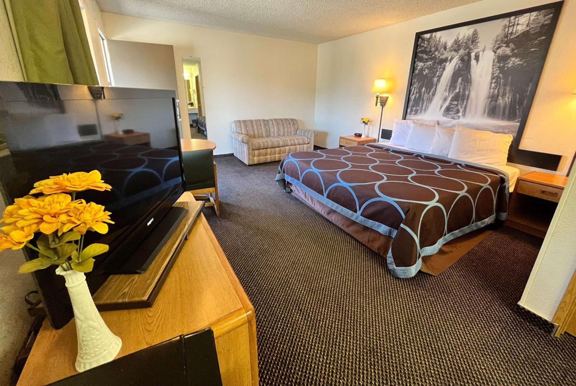 Super 8 by Wyndham Red Bluff photo 12