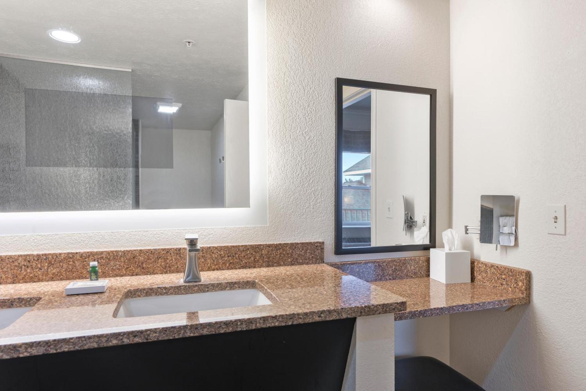 Cherry Tree Inn & Suites photo 52