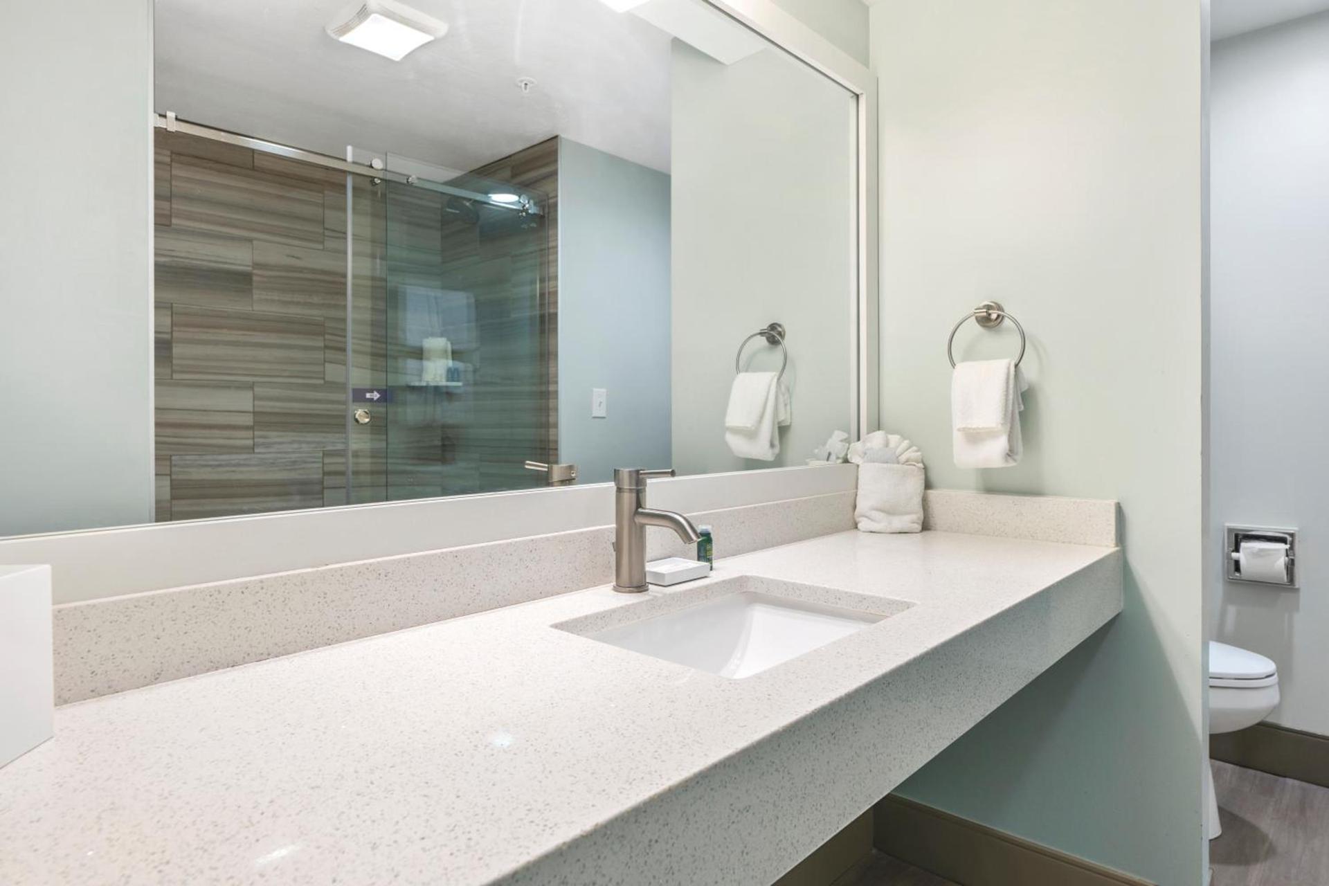 Cherry Tree Inn & Suites photo 63