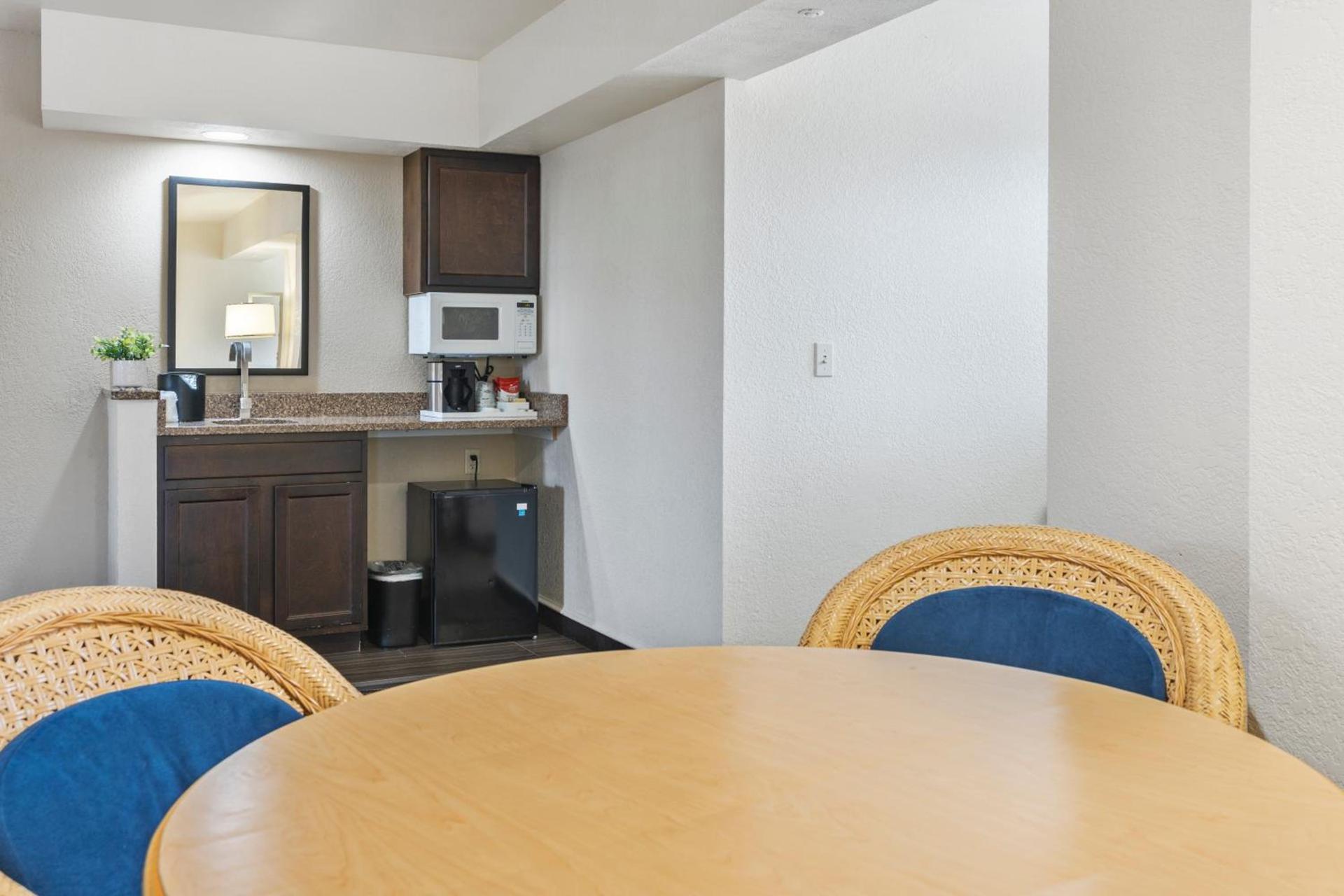 Cherry Tree Inn & Suites photo 68