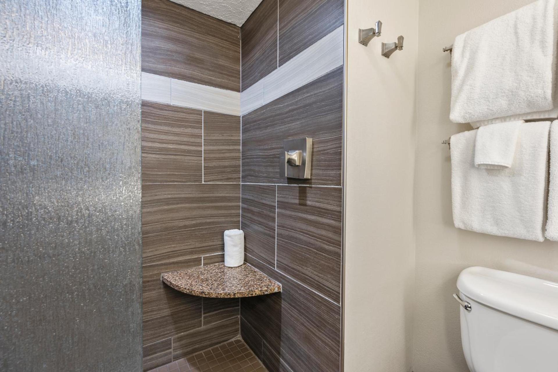 Cherry Tree Inn & Suites photo 81