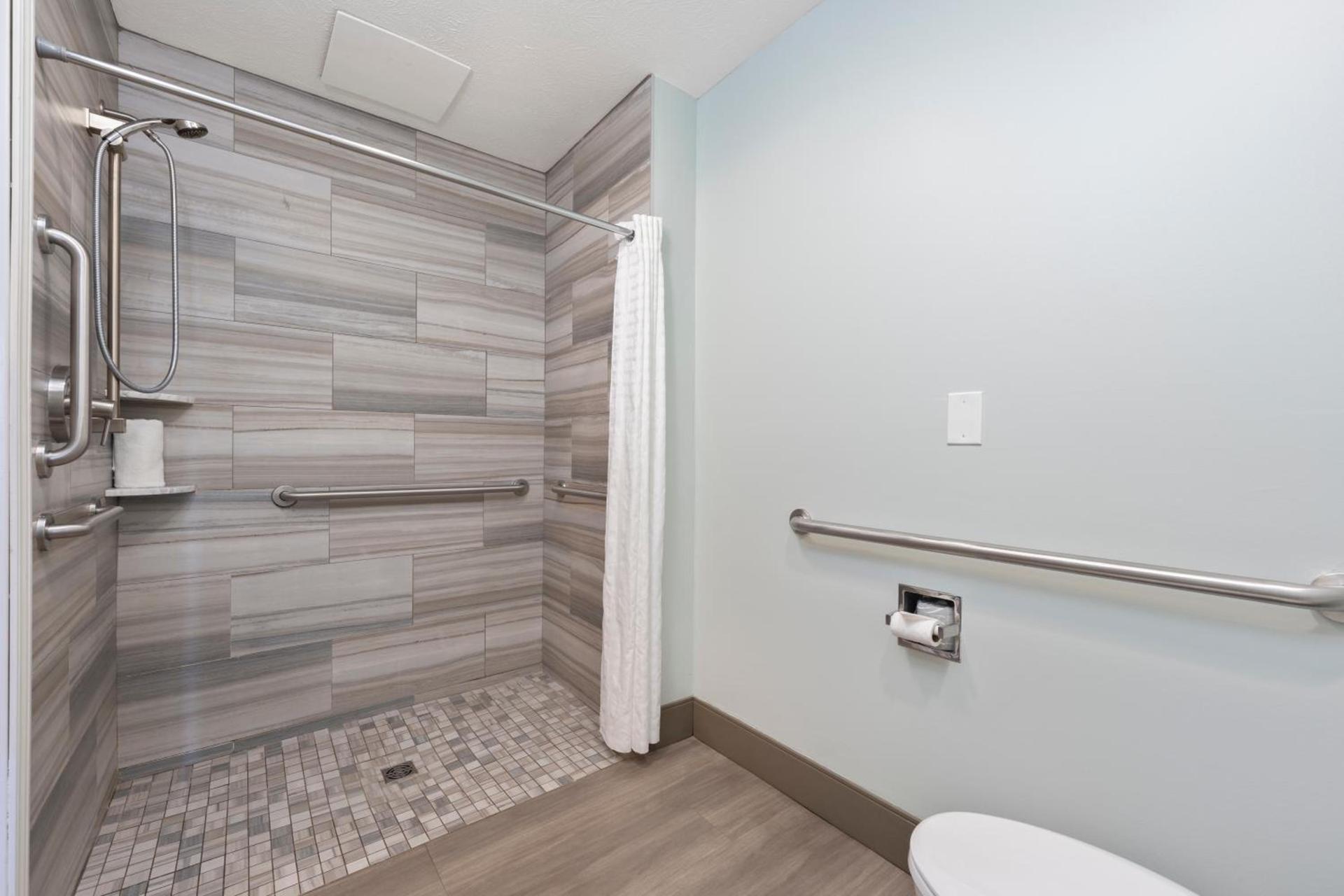 Cherry Tree Inn & Suites photo 88