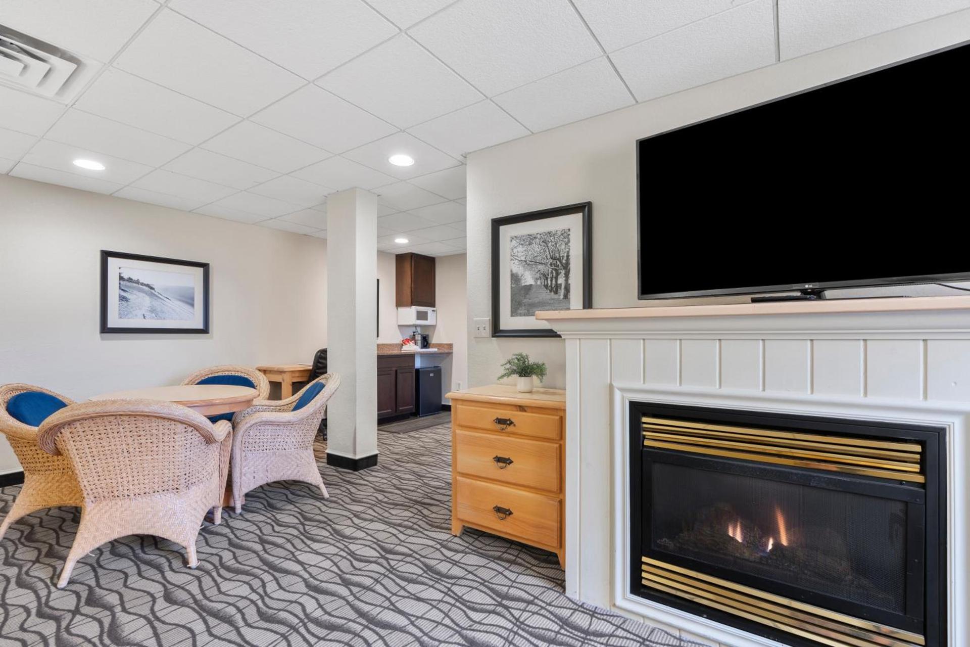 Cherry Tree Inn & Suites photo 92