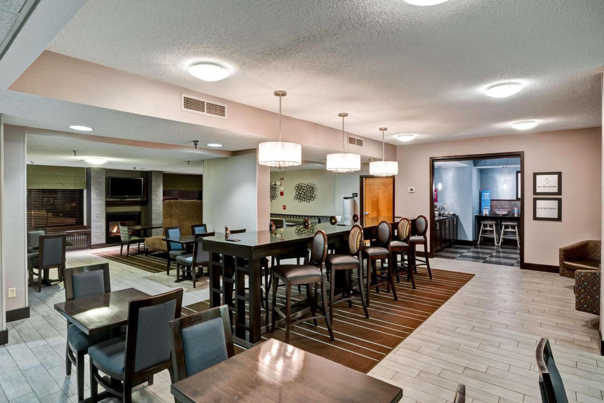 Hampton Inn State College photo 31