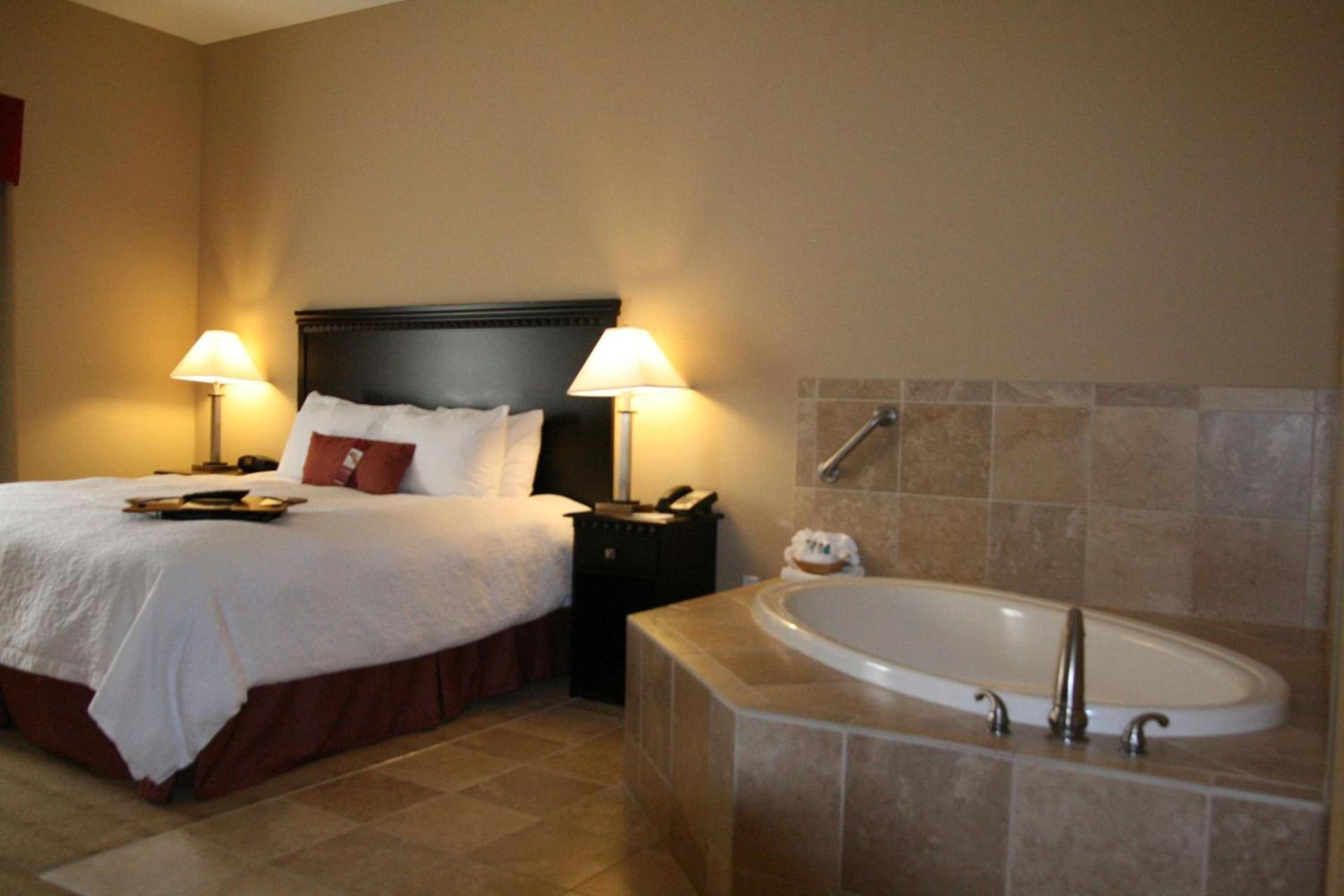 Hampton Inn Dade City - Zephyr Hills photo 17