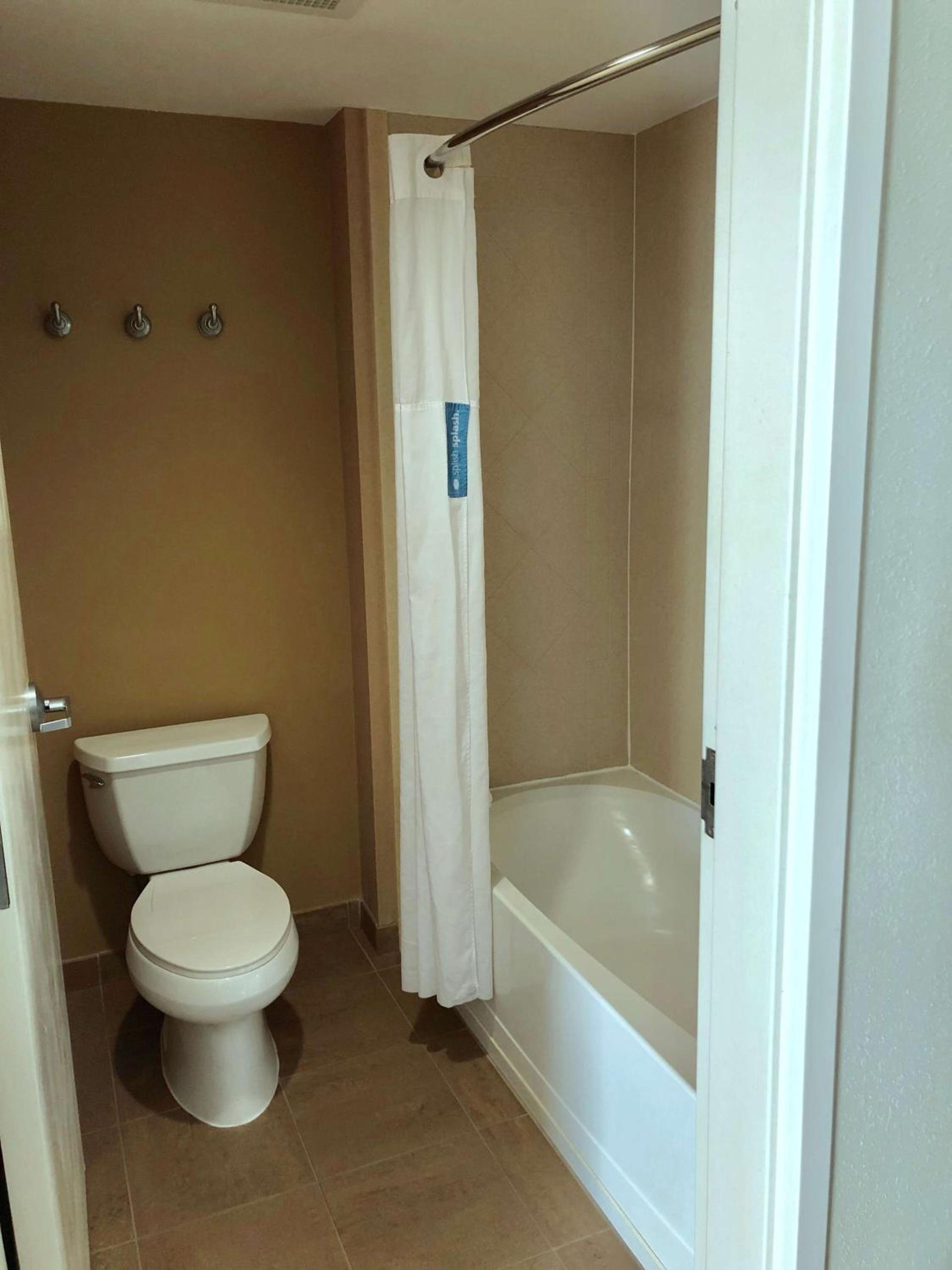Hampton Inn & Suites Norfolk-Airport photo 9
