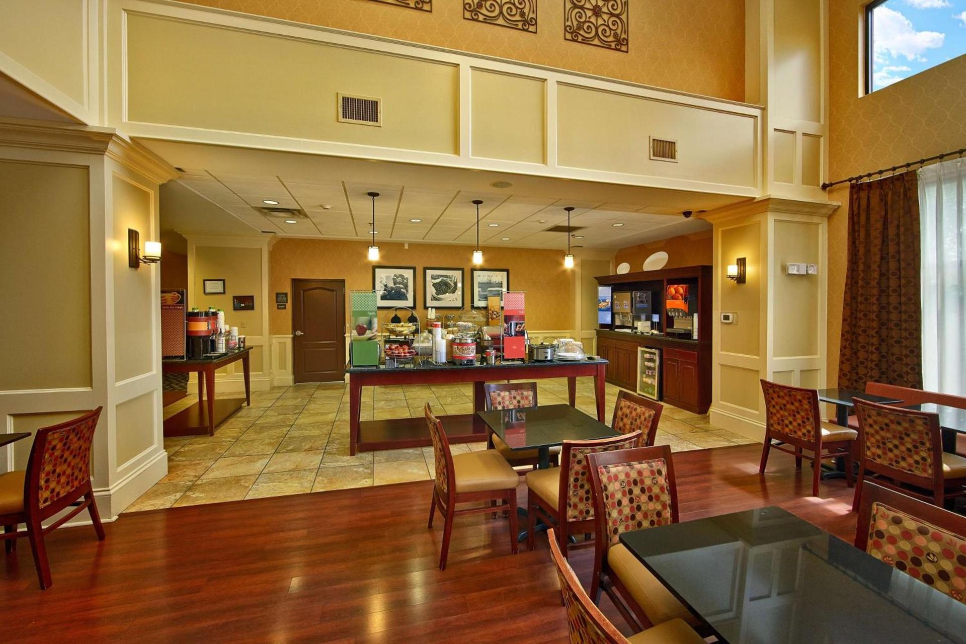 Hampton Inn & Suites Sevierville at Stadium Drive photo 2